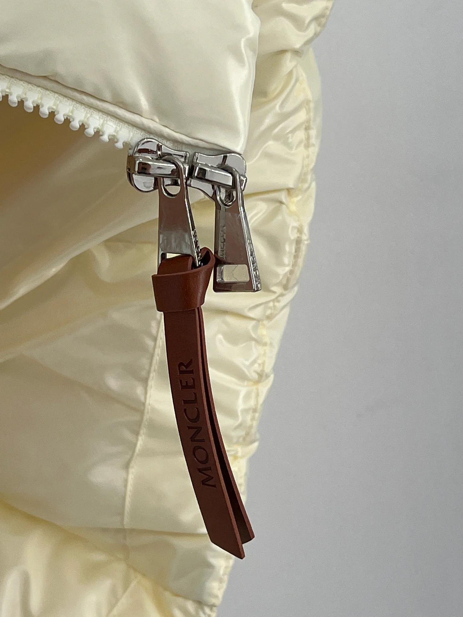 Куртки И Пуховики Женские Moncler 18415621