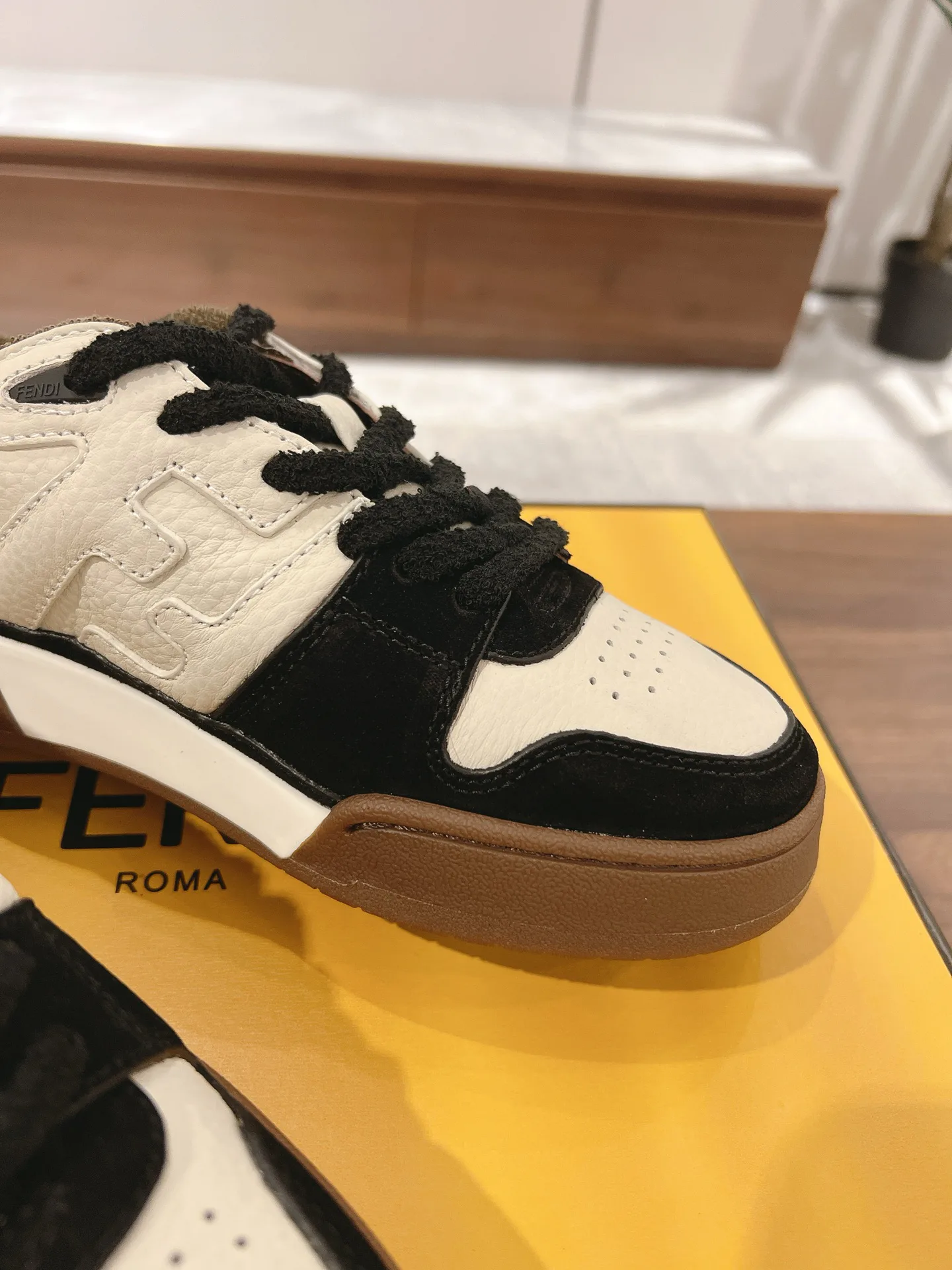 Кроссовки Женские Fendi 18219599