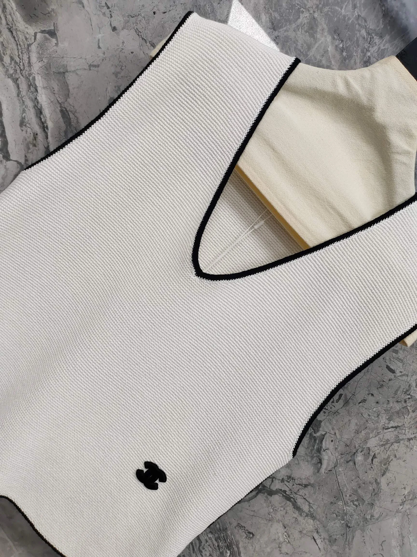 Жилеты Женские Chanel 11705261