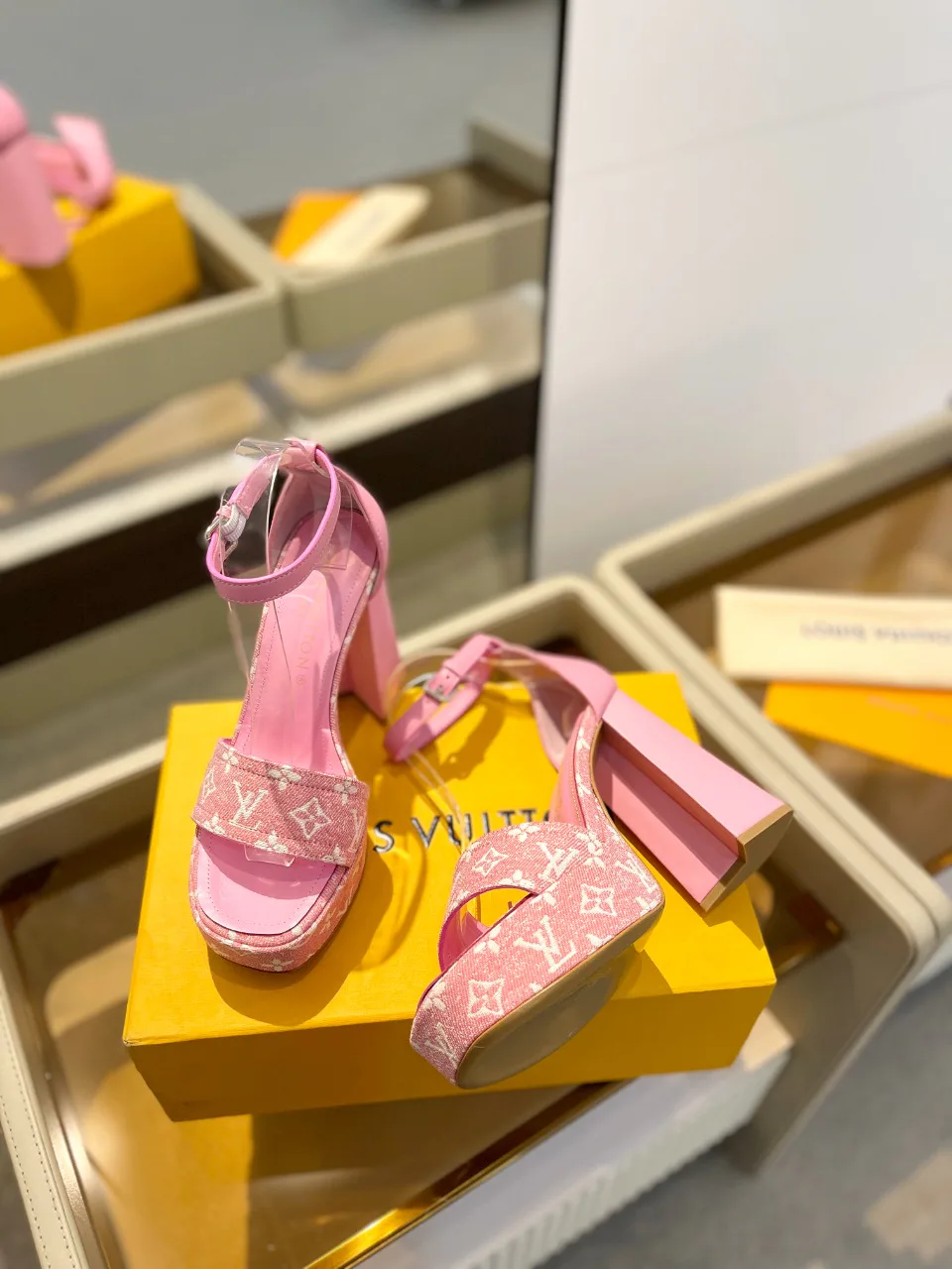 Босоножки Женские Louis Vuitton 17946838