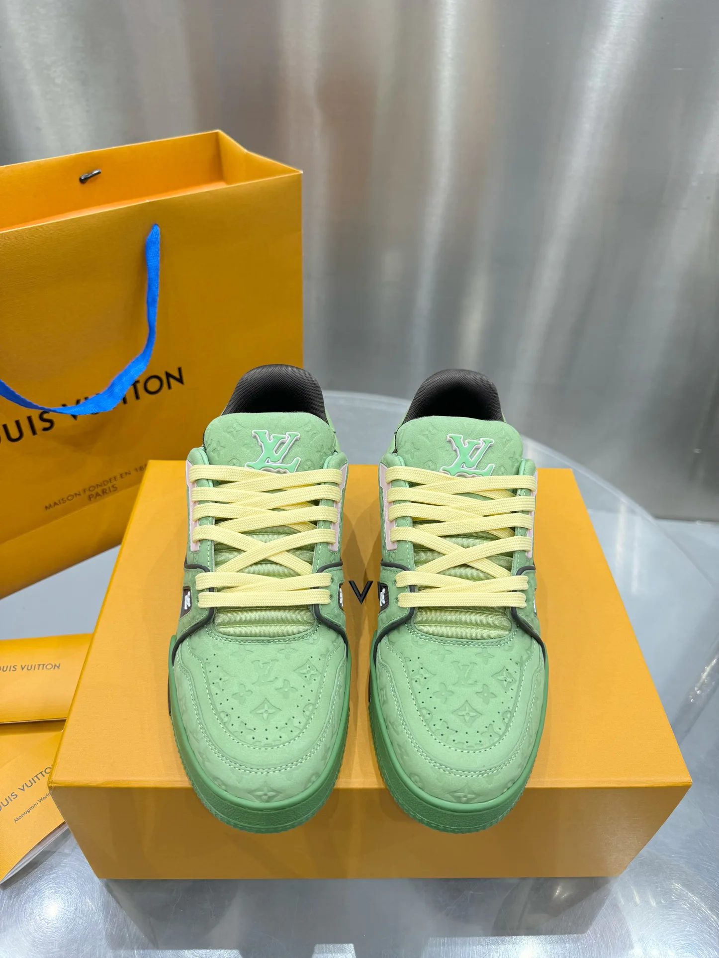 Кроссовки Женские Louis Vuitton 19073374