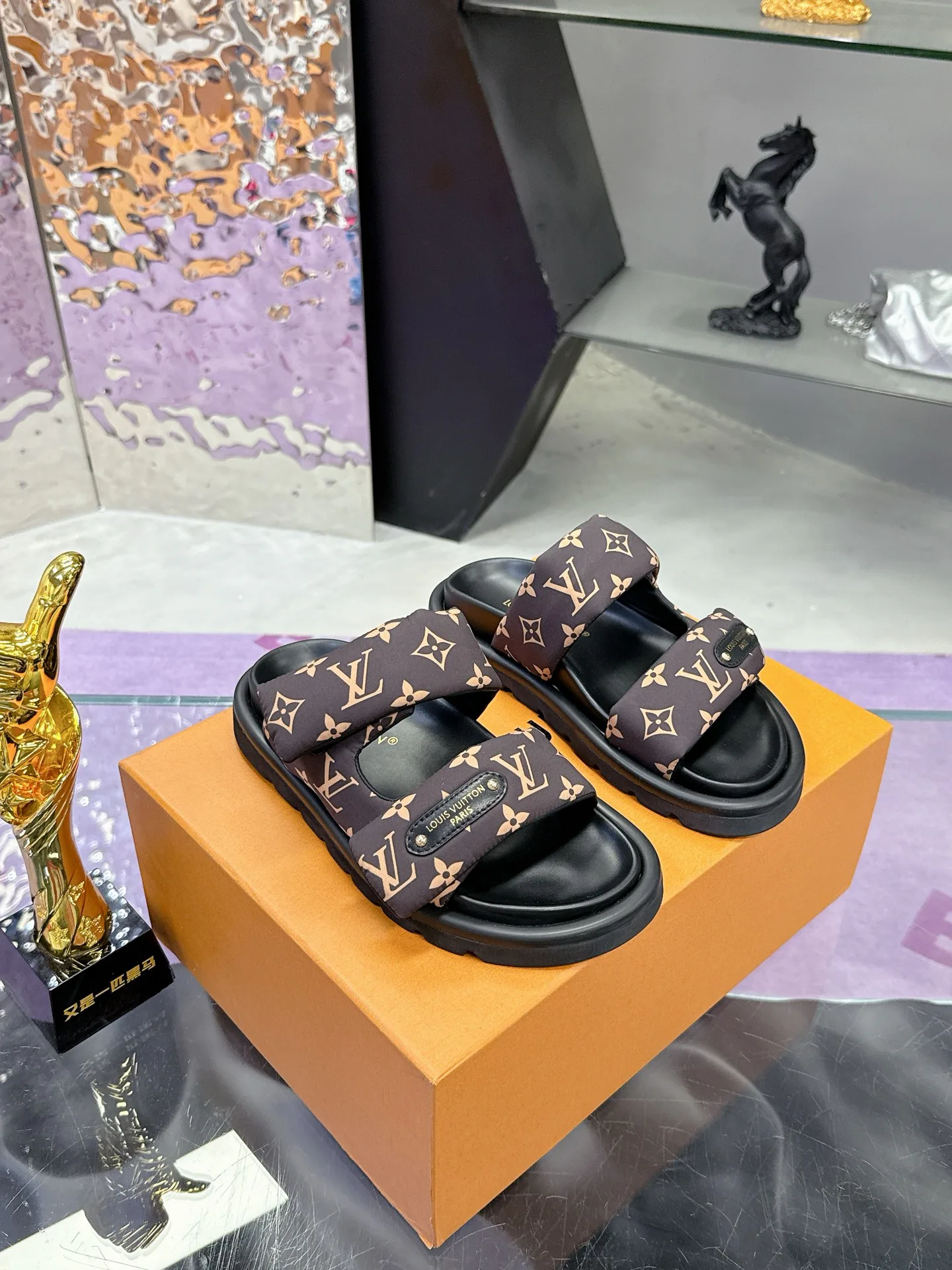 Шлепанцы Женские Louis Vuitton 17530456
