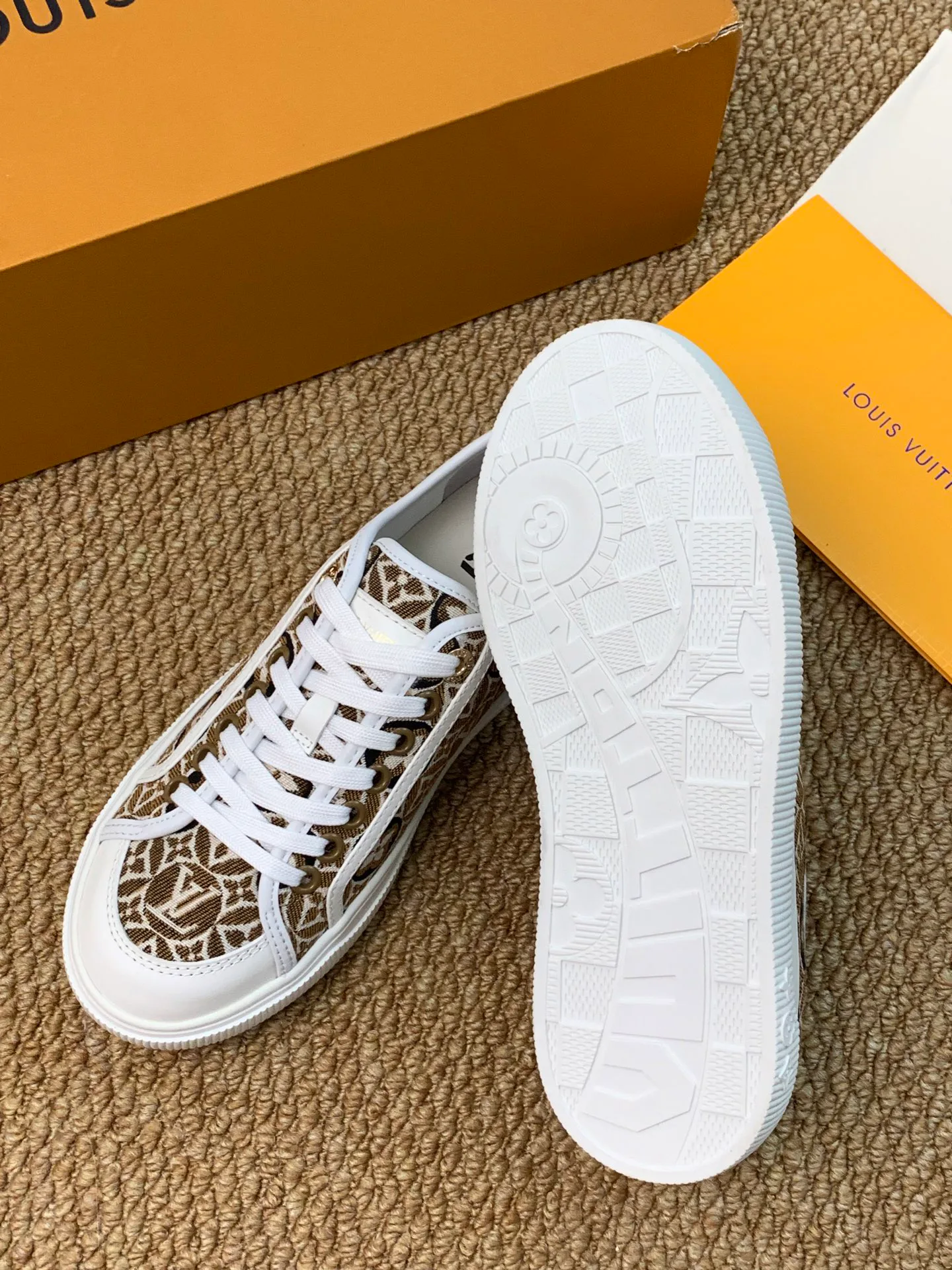 Кроссовки Женские Louis Vuitton 17545200