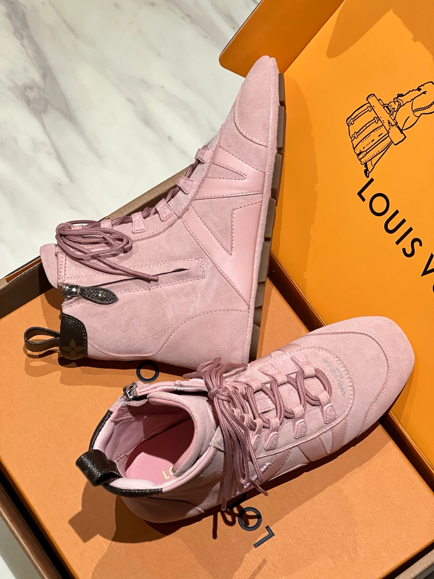 Кроссовки Женские Louis Vuitton 18194176