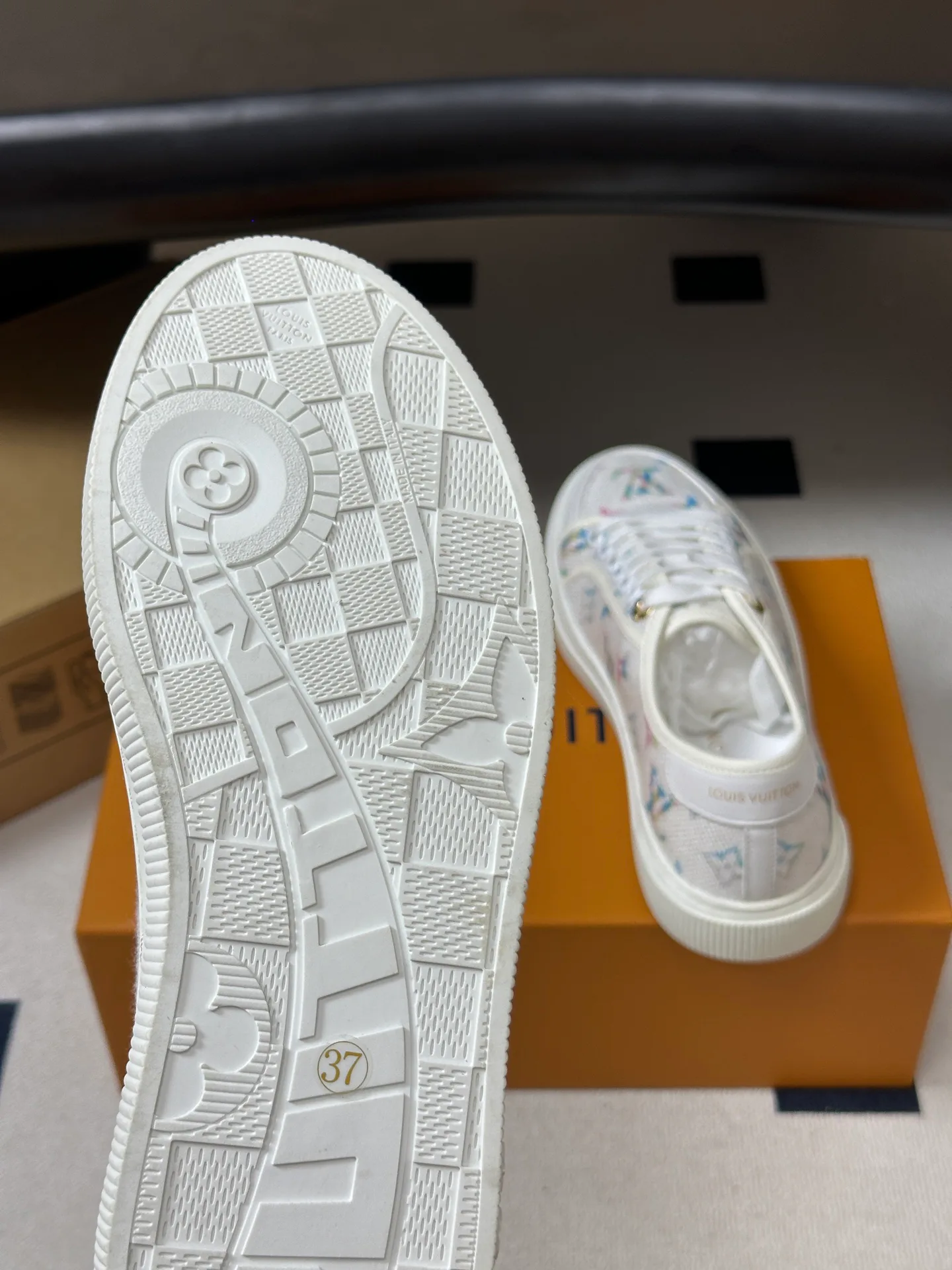 Кроссовки Женские Louis Vuitton 18340950