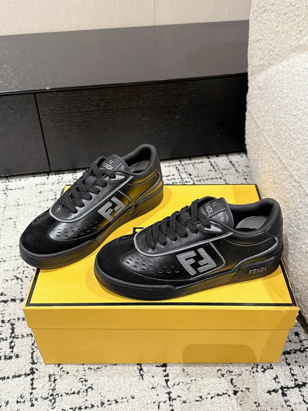 Кроссовки Женские Fendi 30523