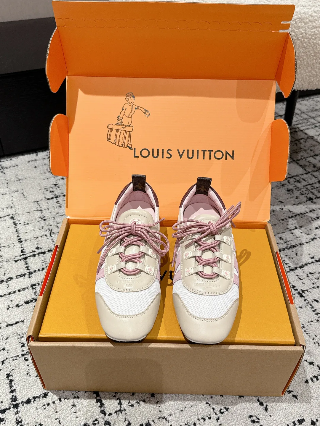 Кроссовки Женские Louis Vuitton 18409709