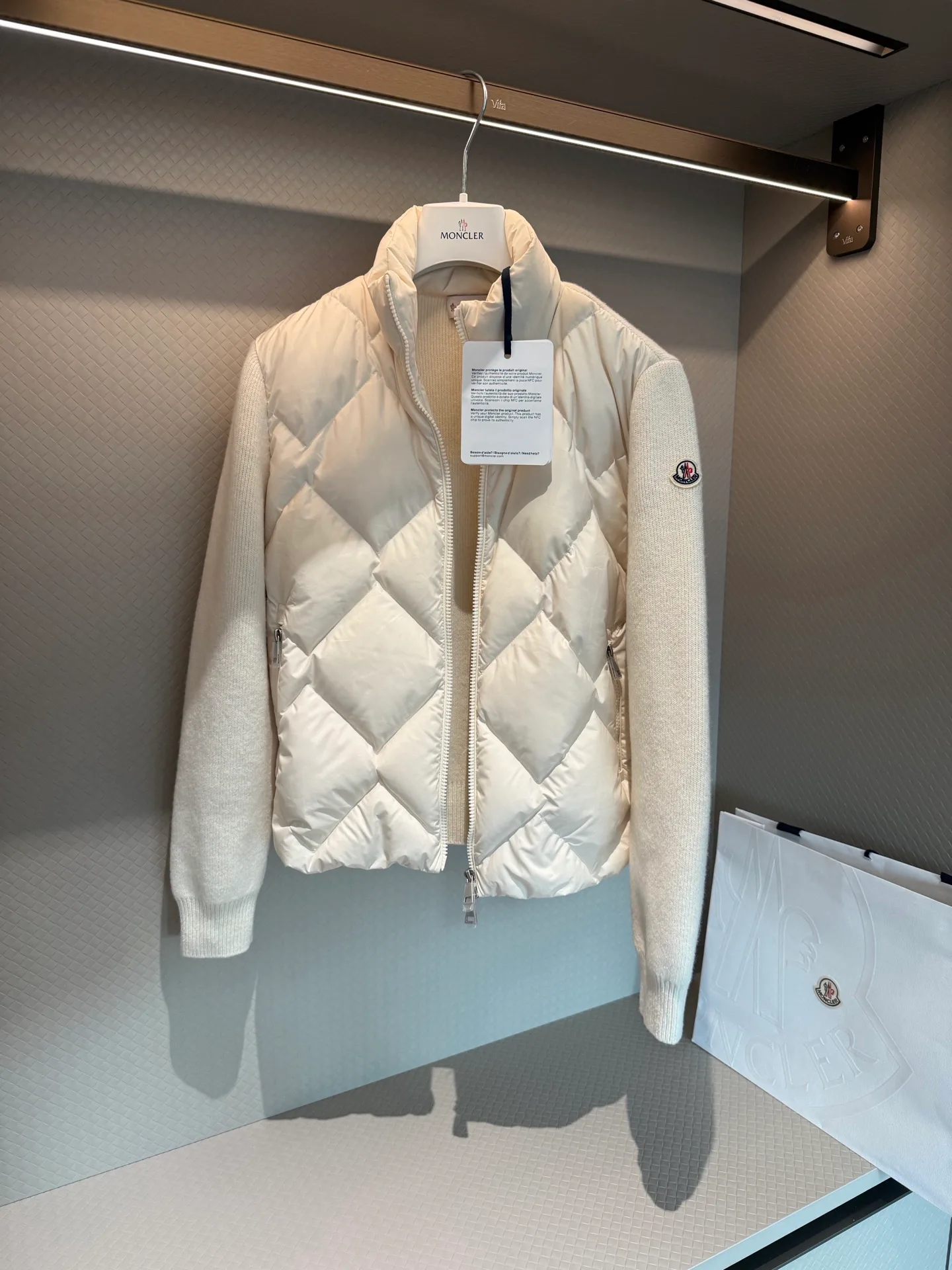 Куртки И Пуховики Женские Moncler 18692543