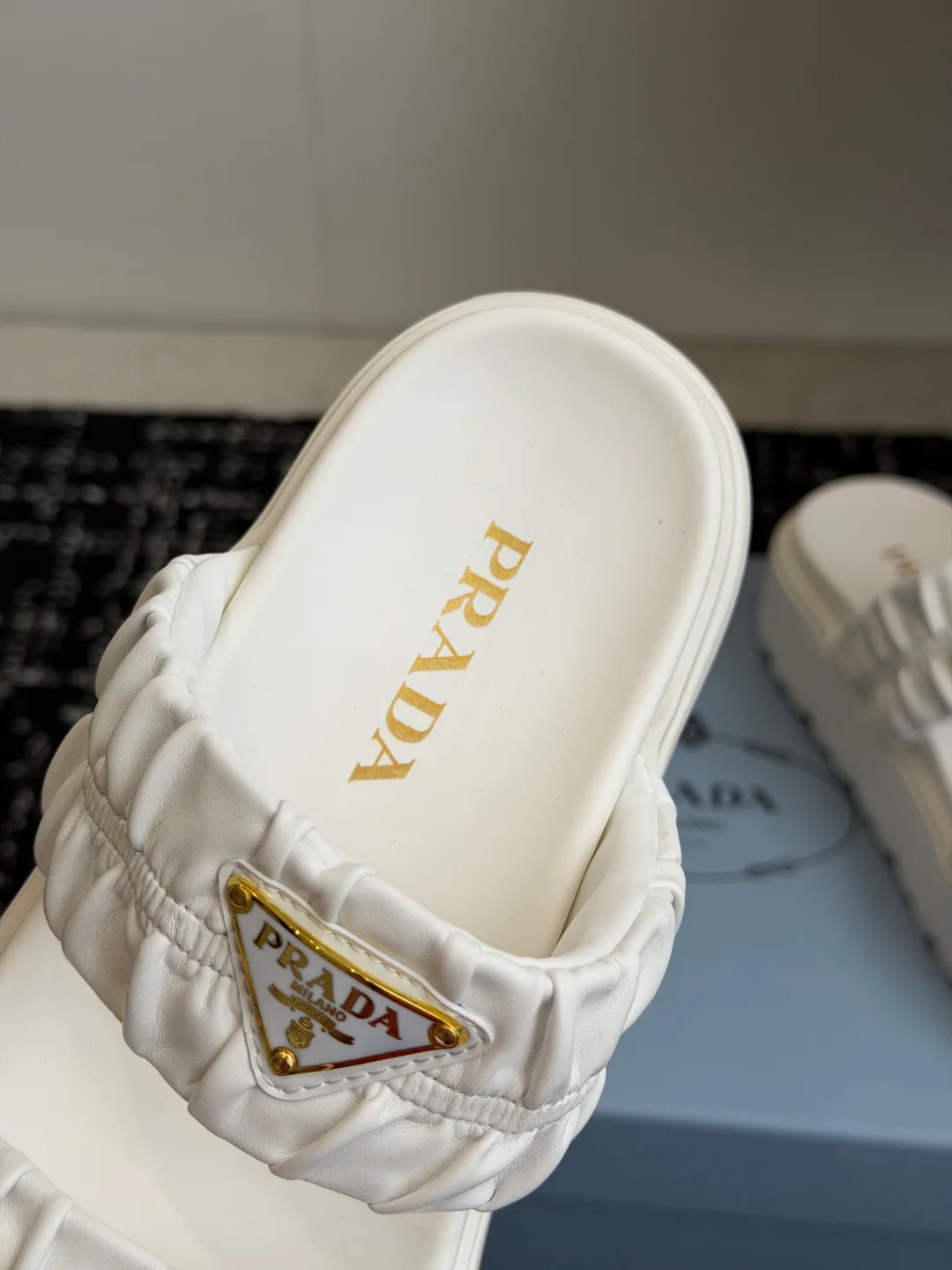 Шлепанцы Женские Prada 13559229