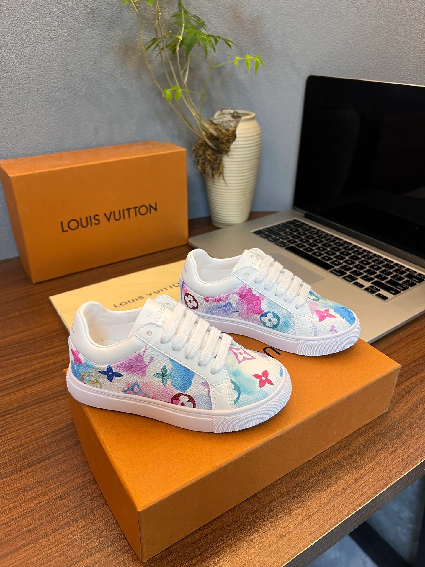 Кроссовки Женские Louis Vuitton 18077544