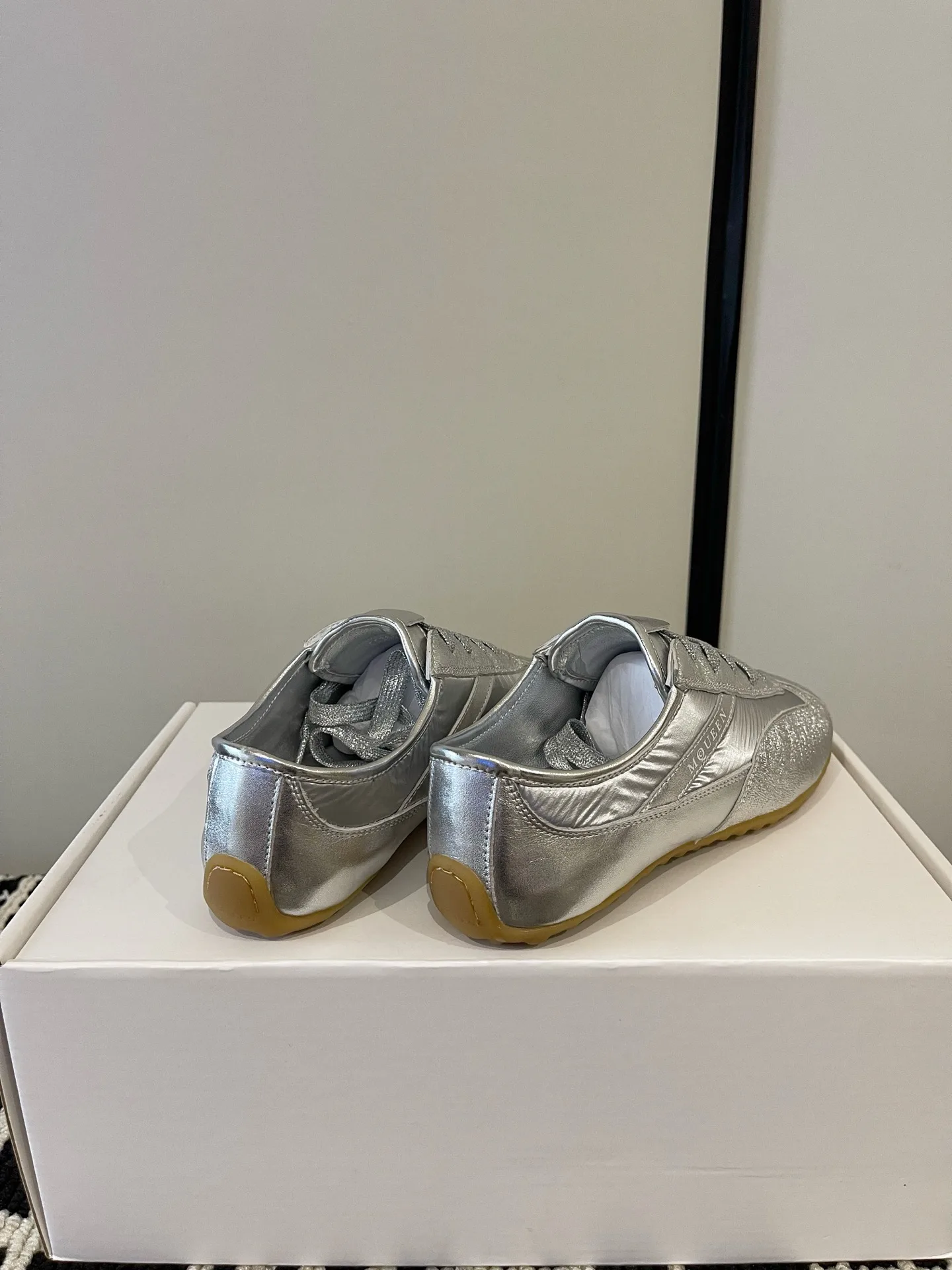 Кроссовки Женские Alexander Mcqueen 18386233
