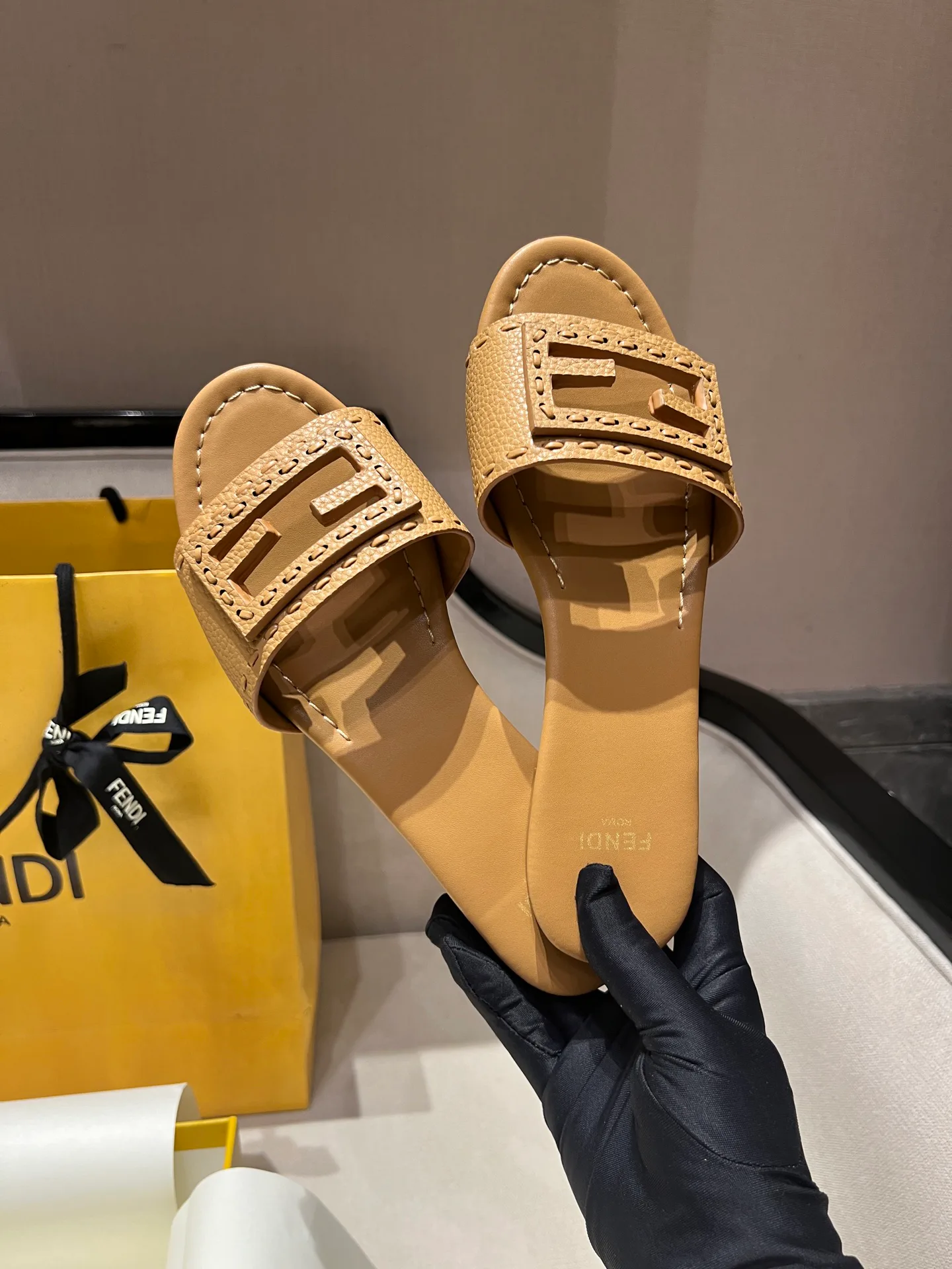 Шлепанцы Женские Fendi 17594291
