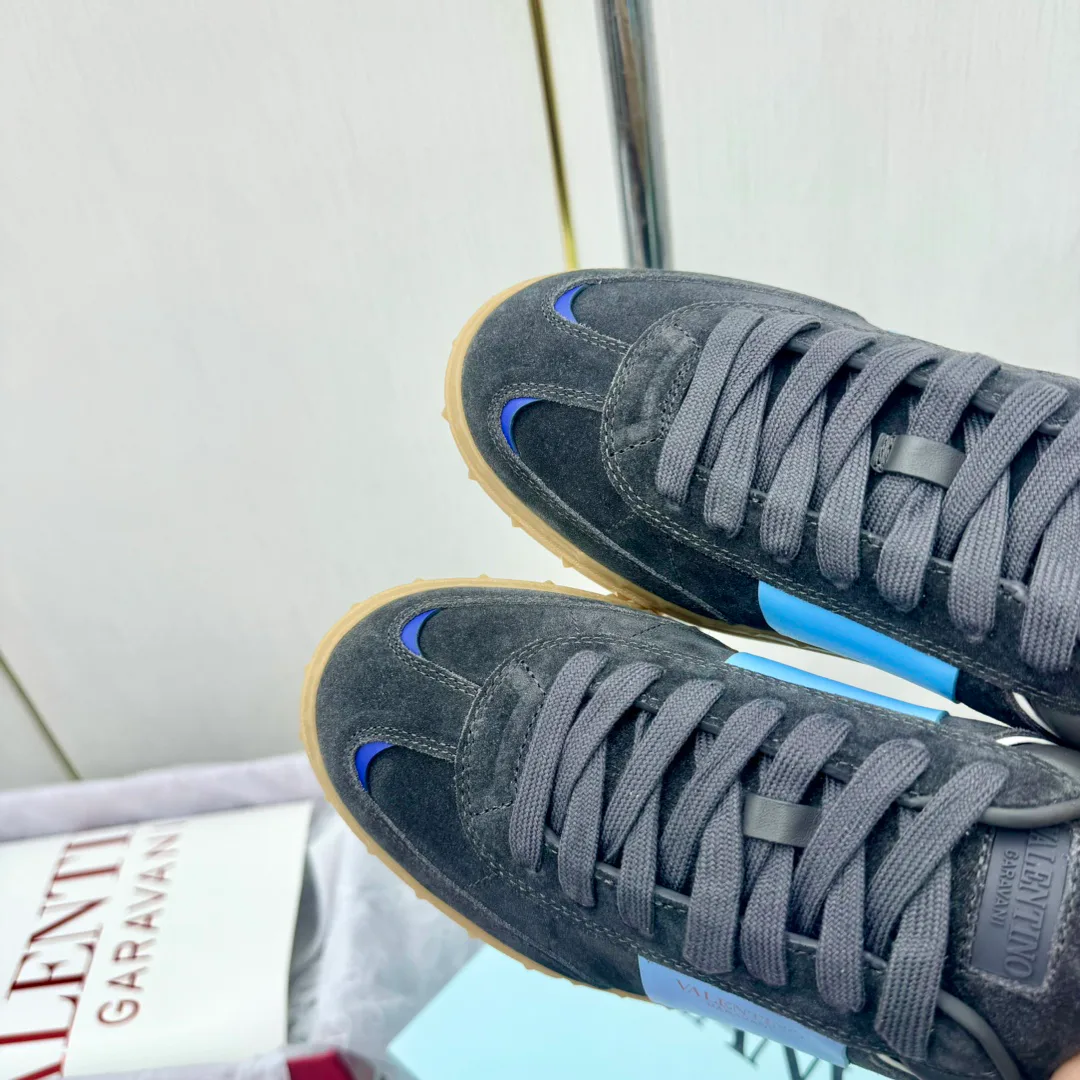 Кроссовки Женские Valentino 17904310