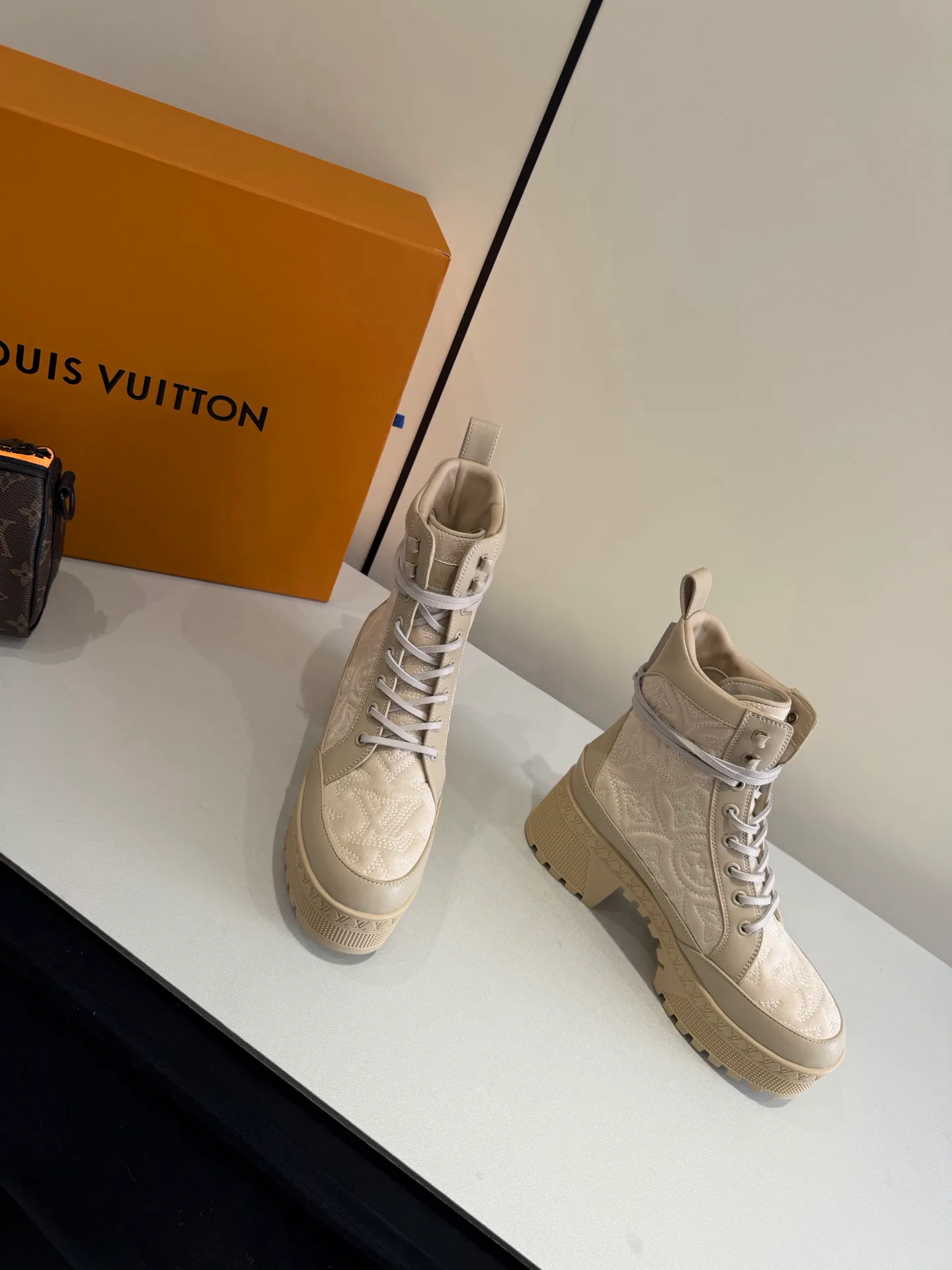 Ботинки Женские Louis Vuitton 19270933