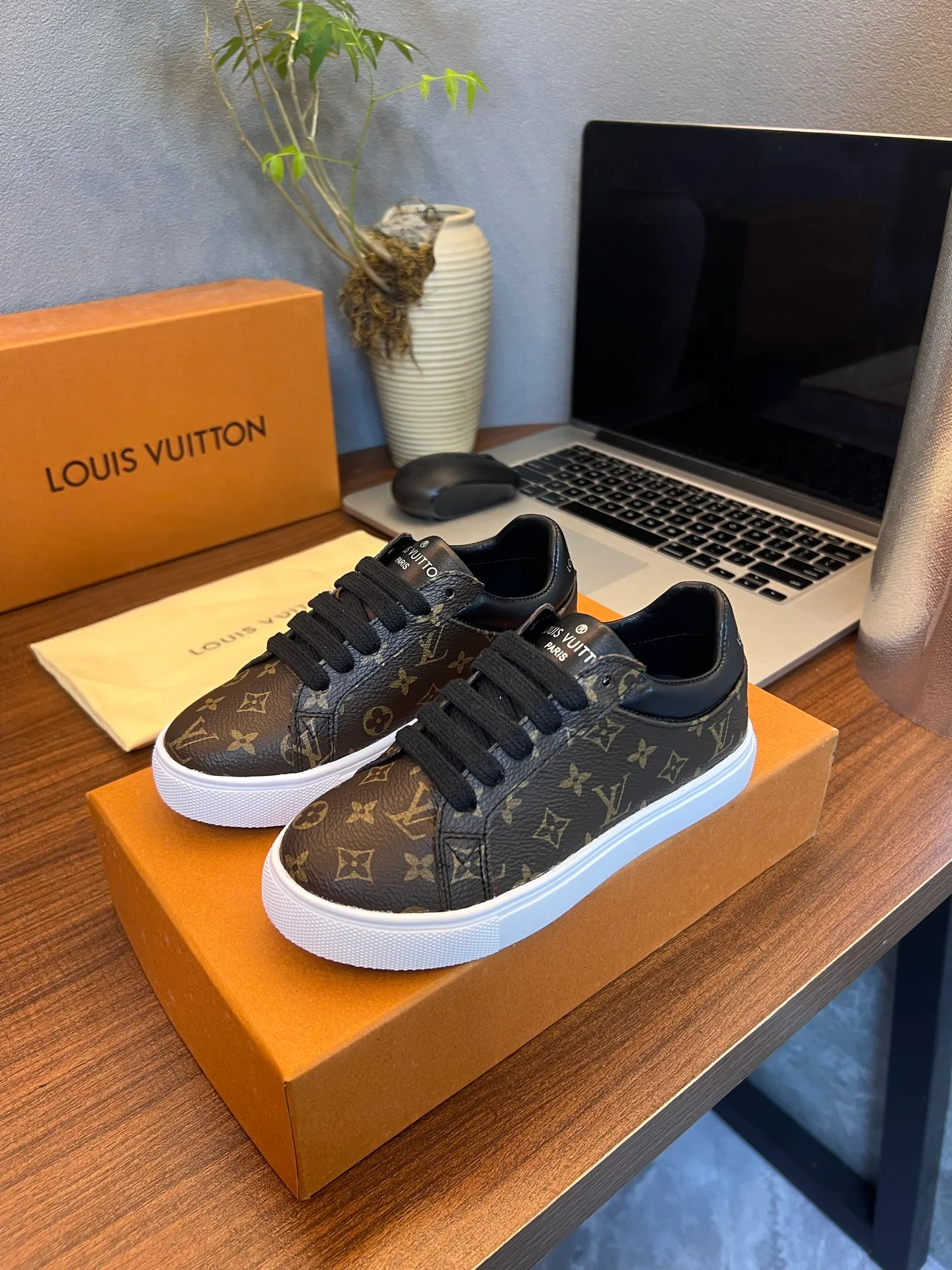 Кроссовки Женские Louis Vuitton 18077535