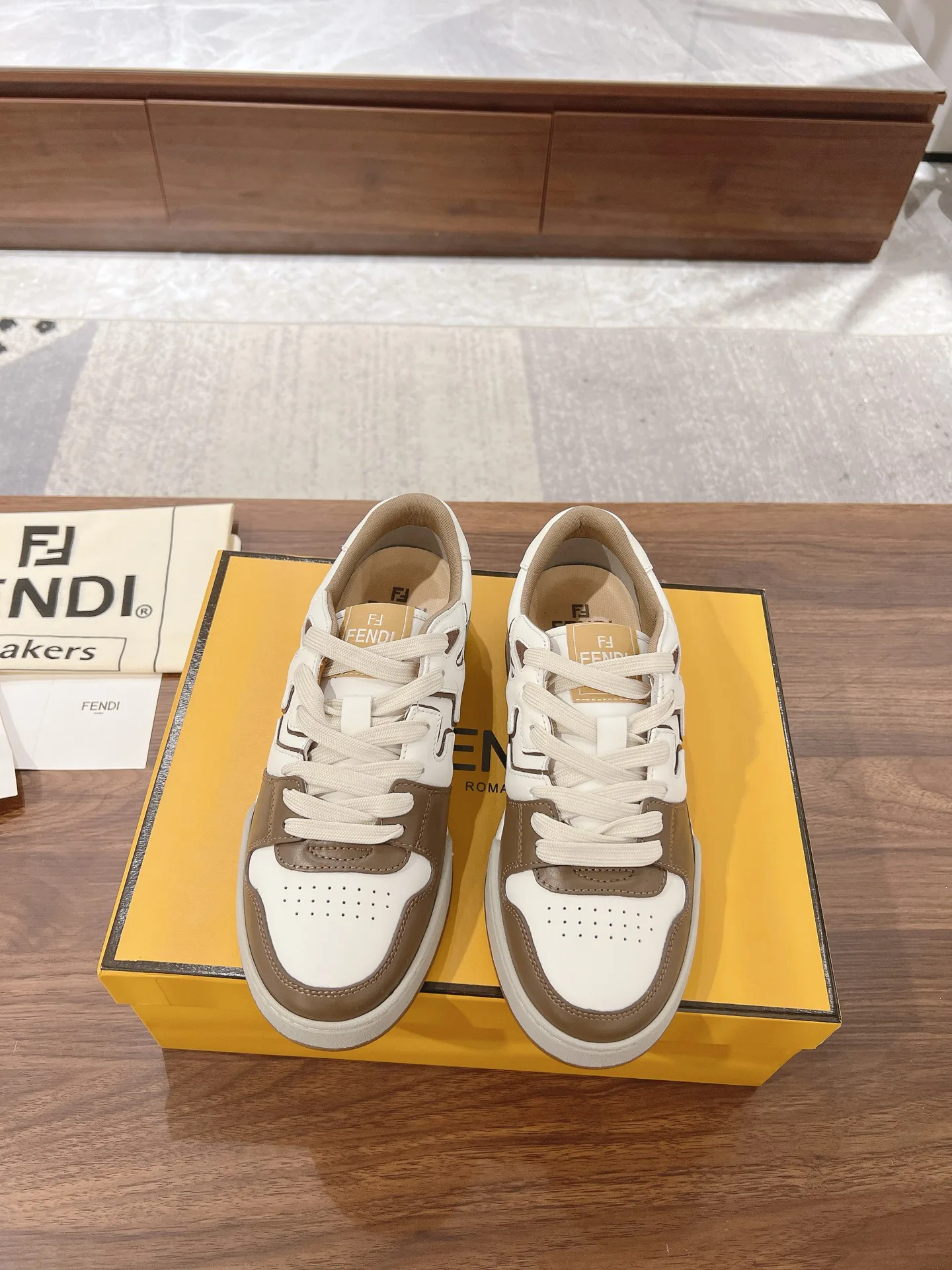 Кроссовки Женские Fendi 18219544