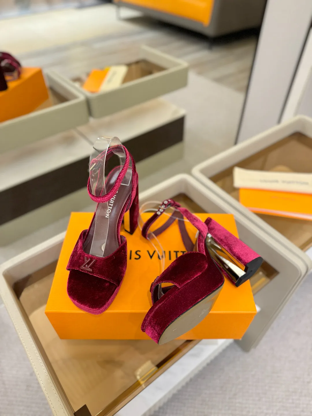 Босоножки Женские Louis Vuitton 10910176