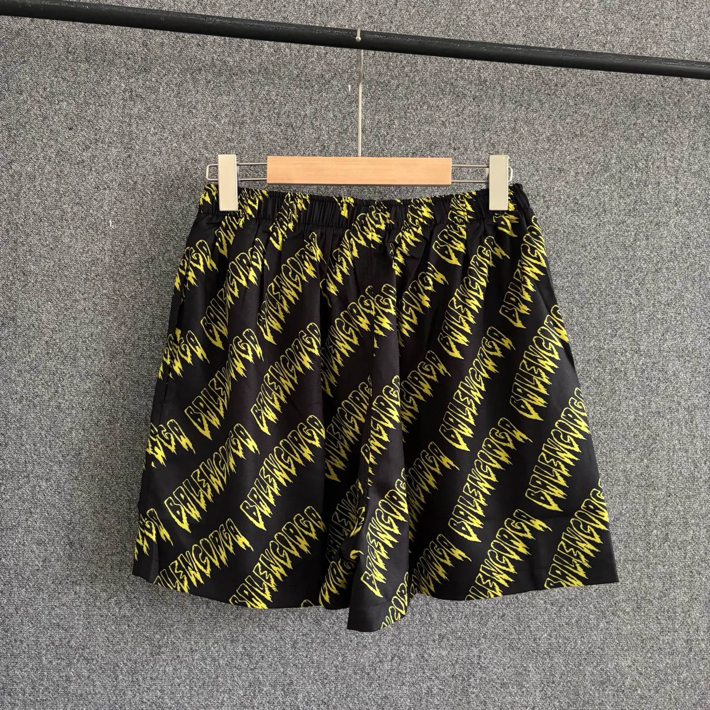 Шорты Женские Balenciaga 13110716