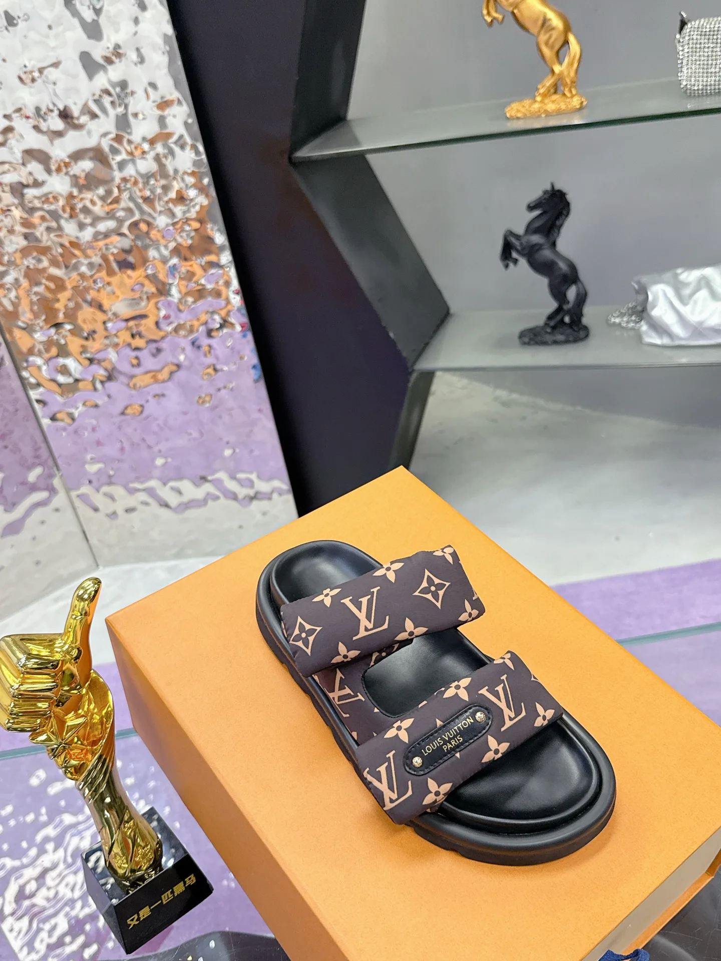 Шлепанцы Женские Louis Vuitton 17530456