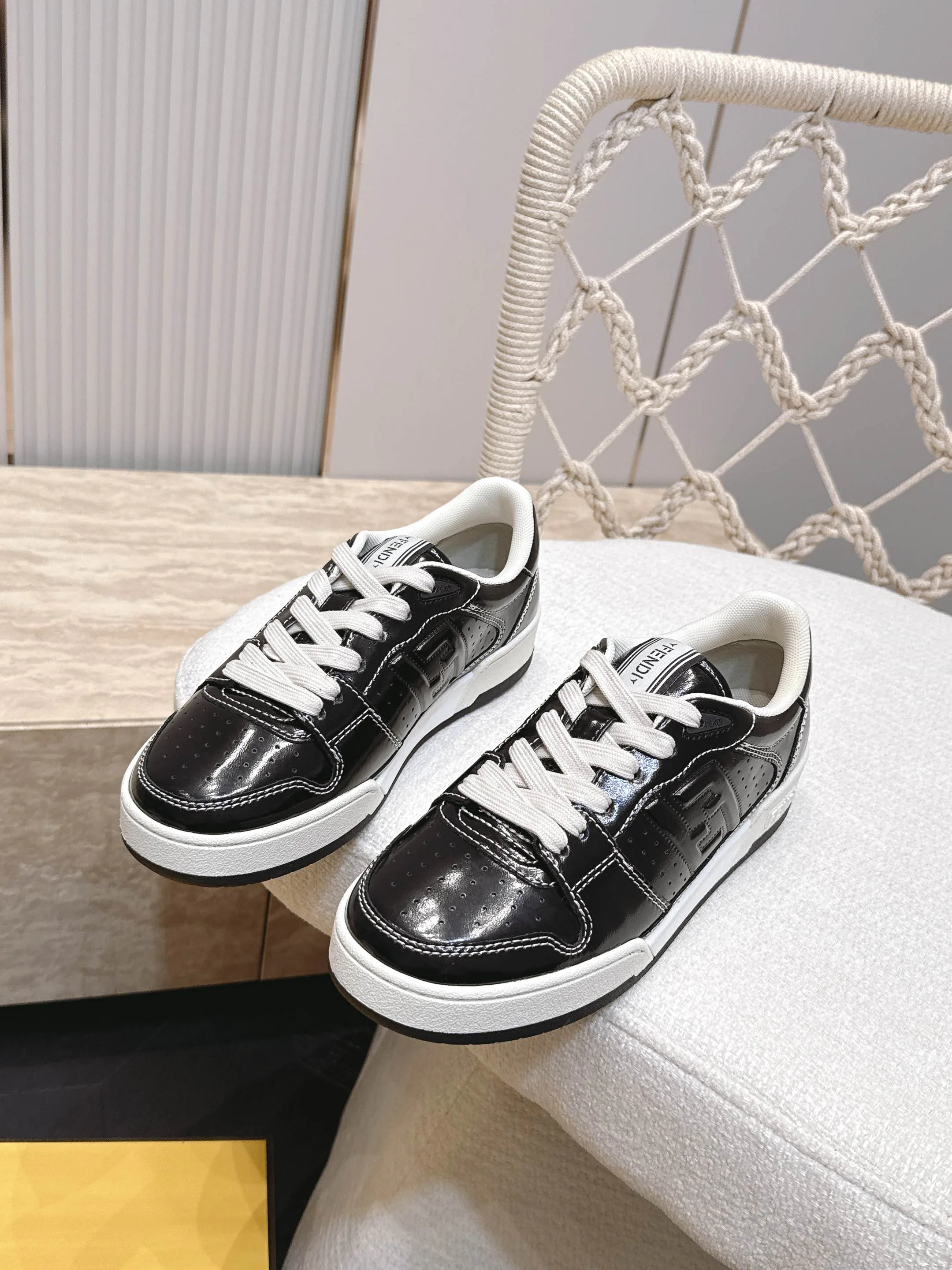 Кроссовки Женские Fendi 17682041