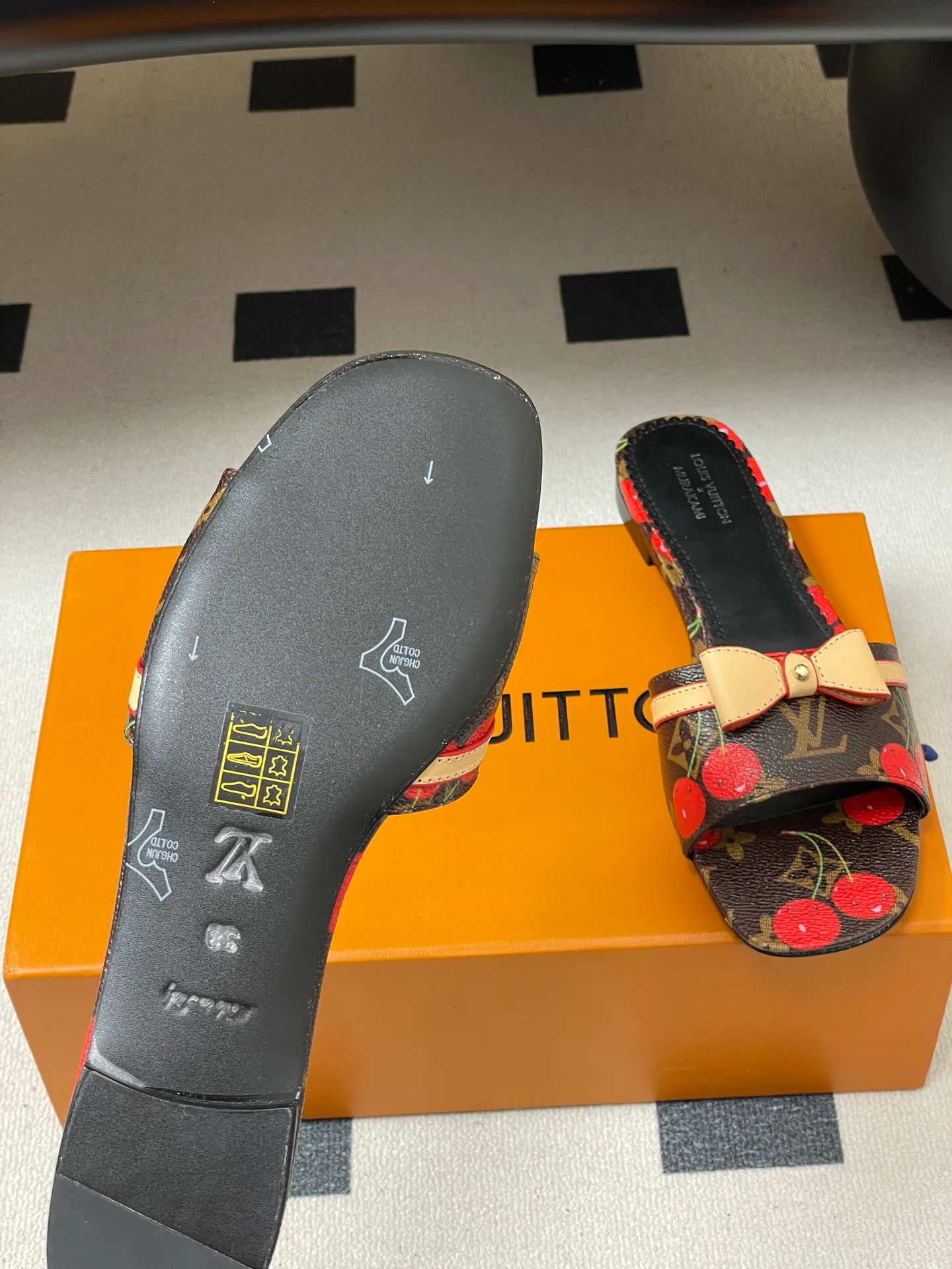 Шлепанцы Женские Louis Vuitton 3361685