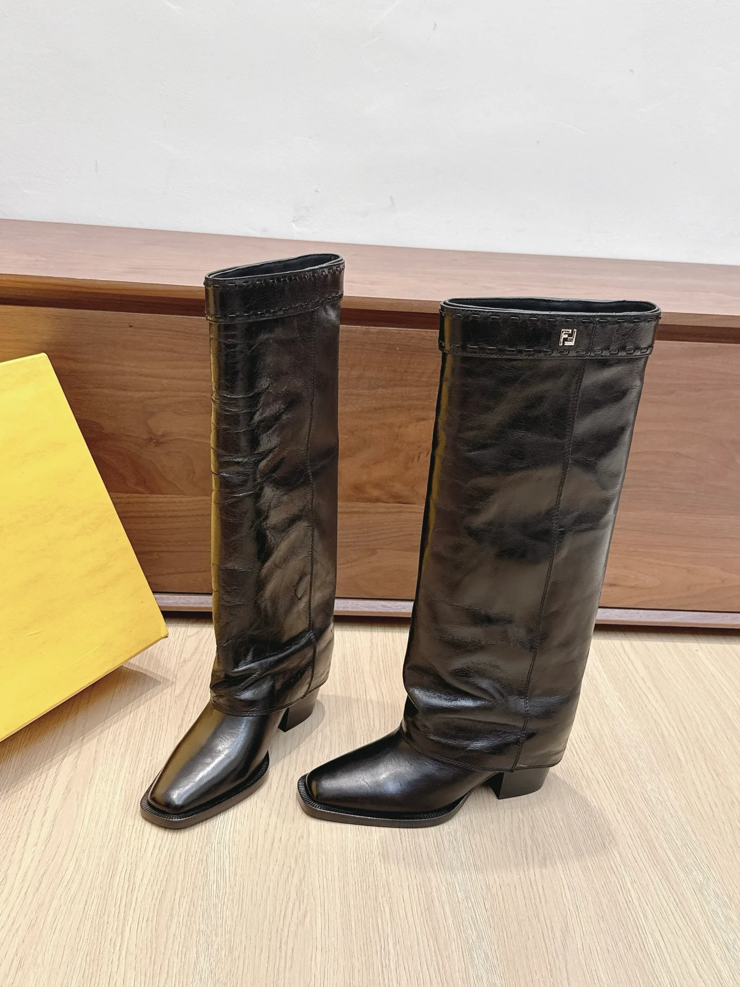 Сапоги Женские Fendi 18092436
