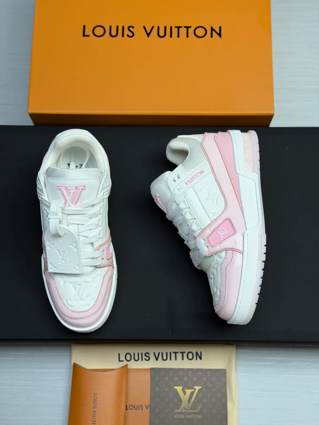 Кроссовки Женские Louis Vuitton 18011596