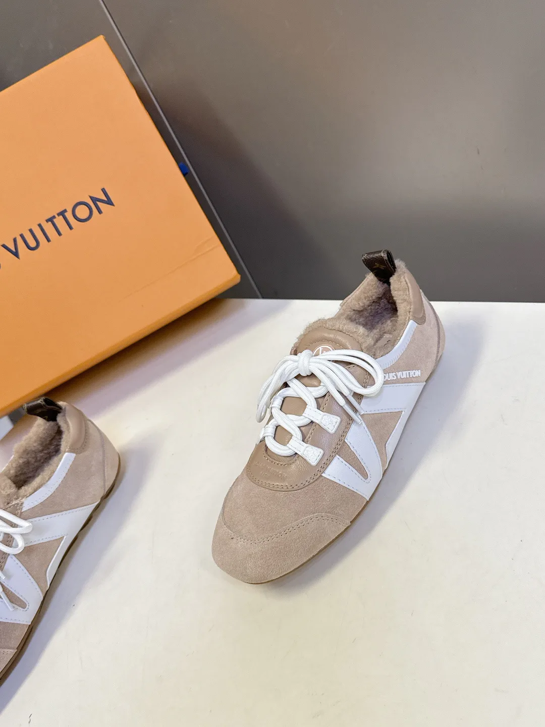 Кроссовки Женские Louis Vuitton 19621864