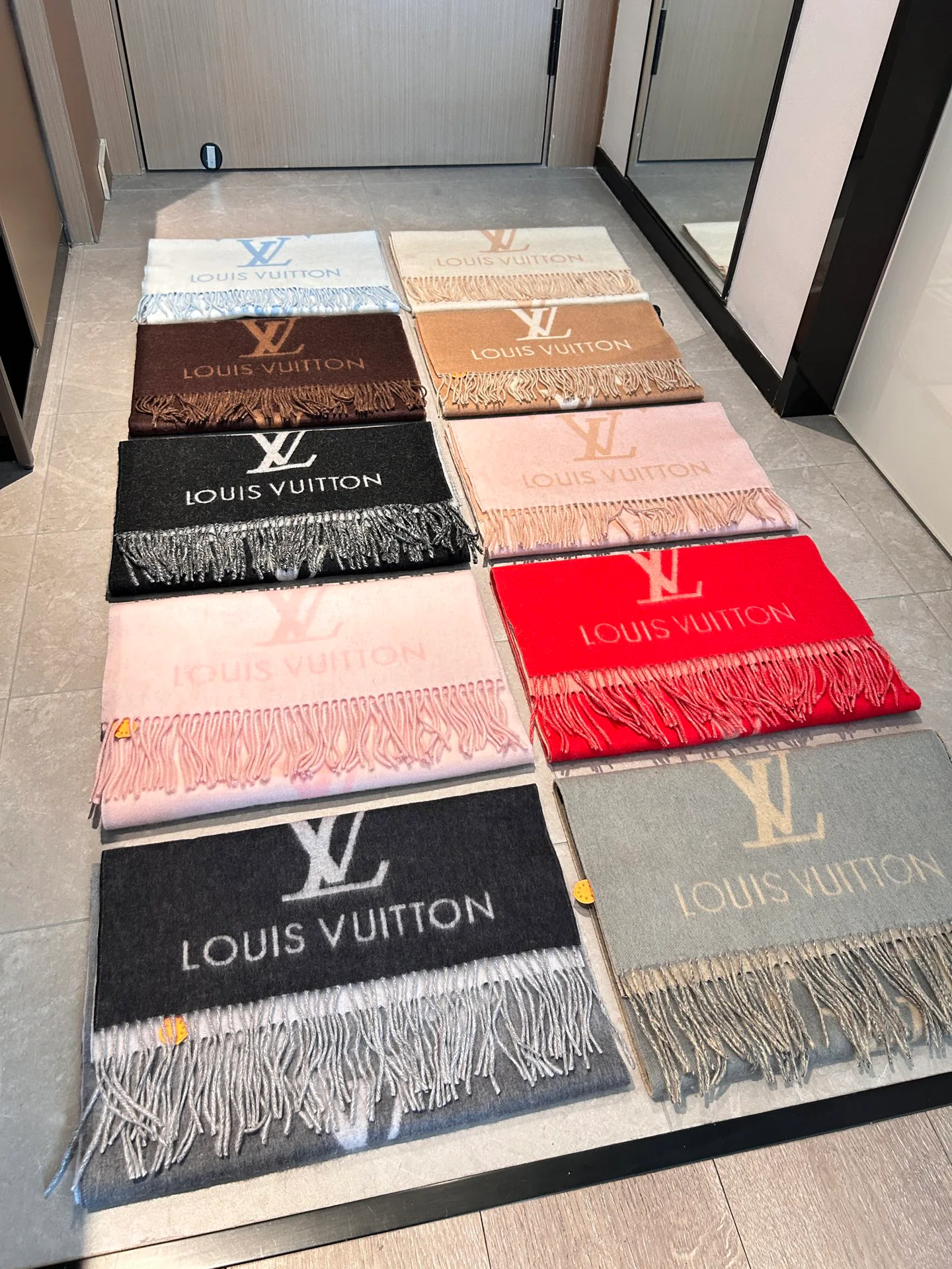 Шарфы Louis Vuitton 18507447