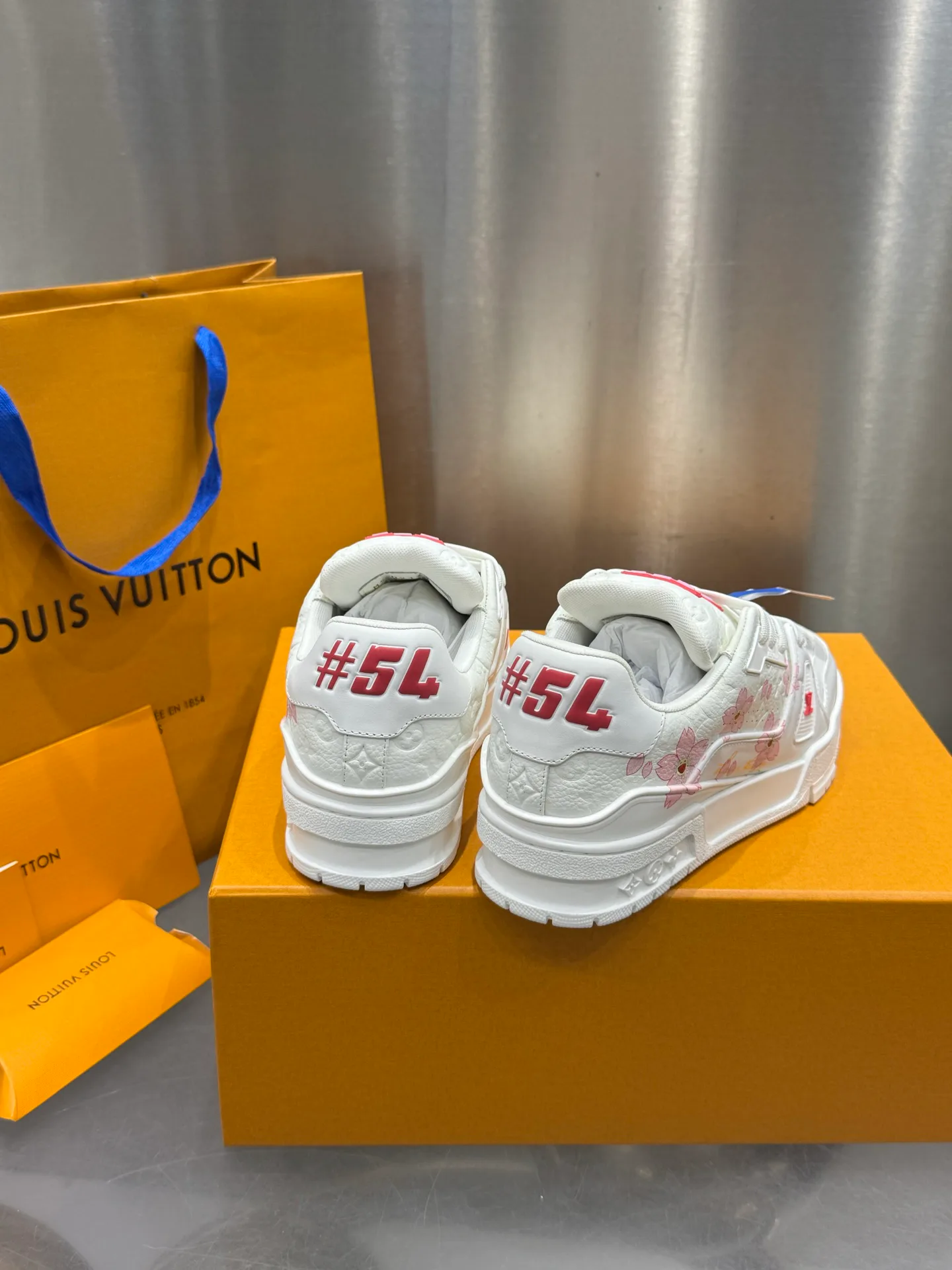 Кроссовки Женские Louis Vuitton 19073336