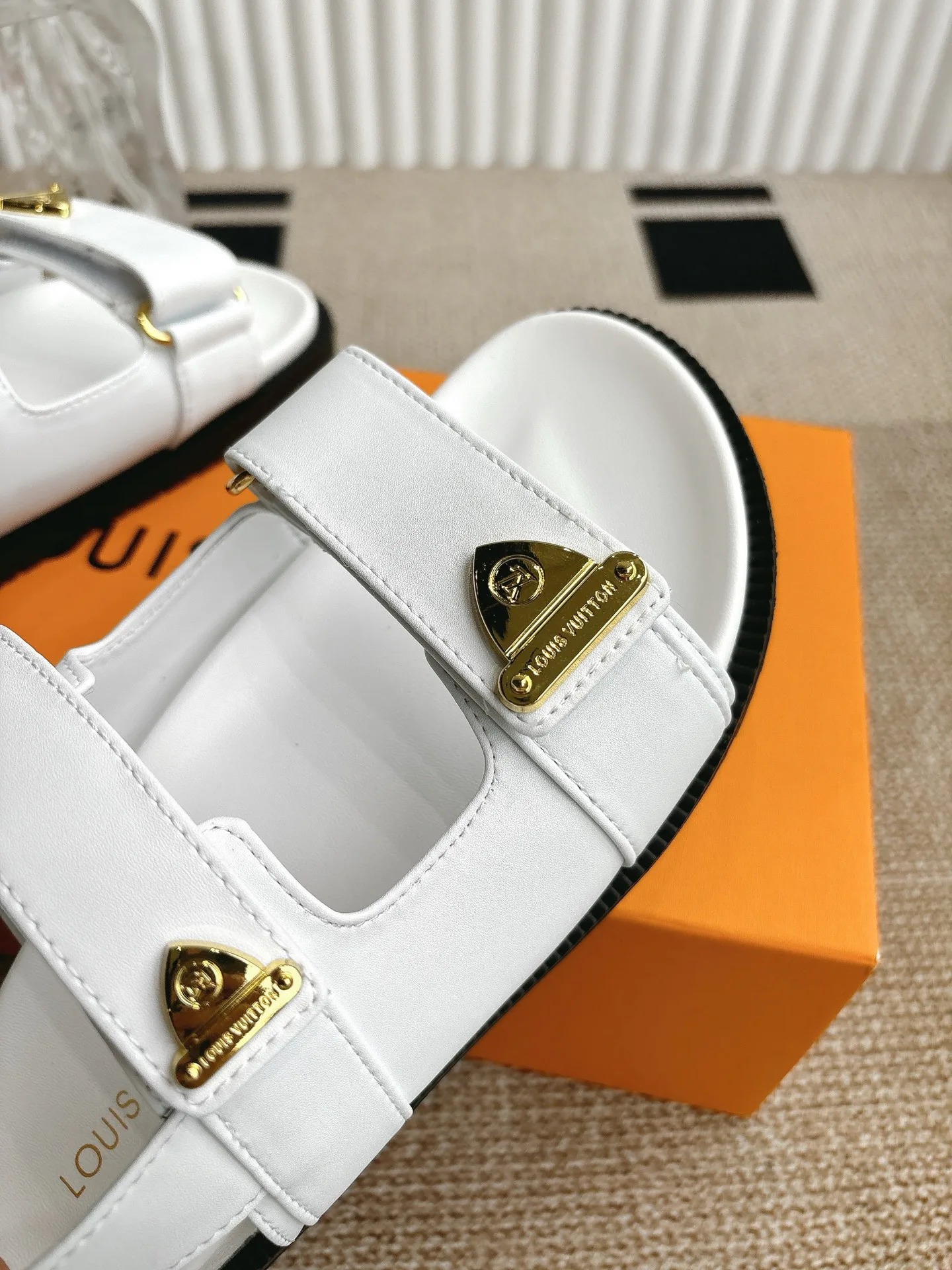 Босоножки Женские Louis Vuitton 17499604
