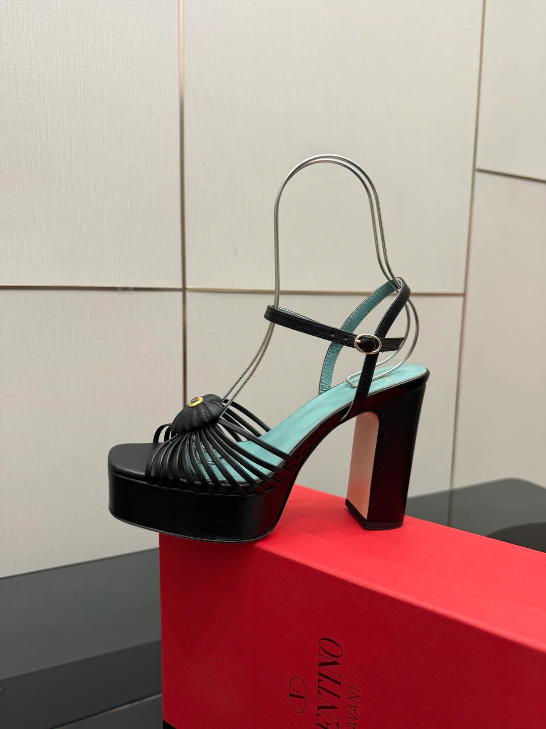 Босоножки Женские Valentino 5052050