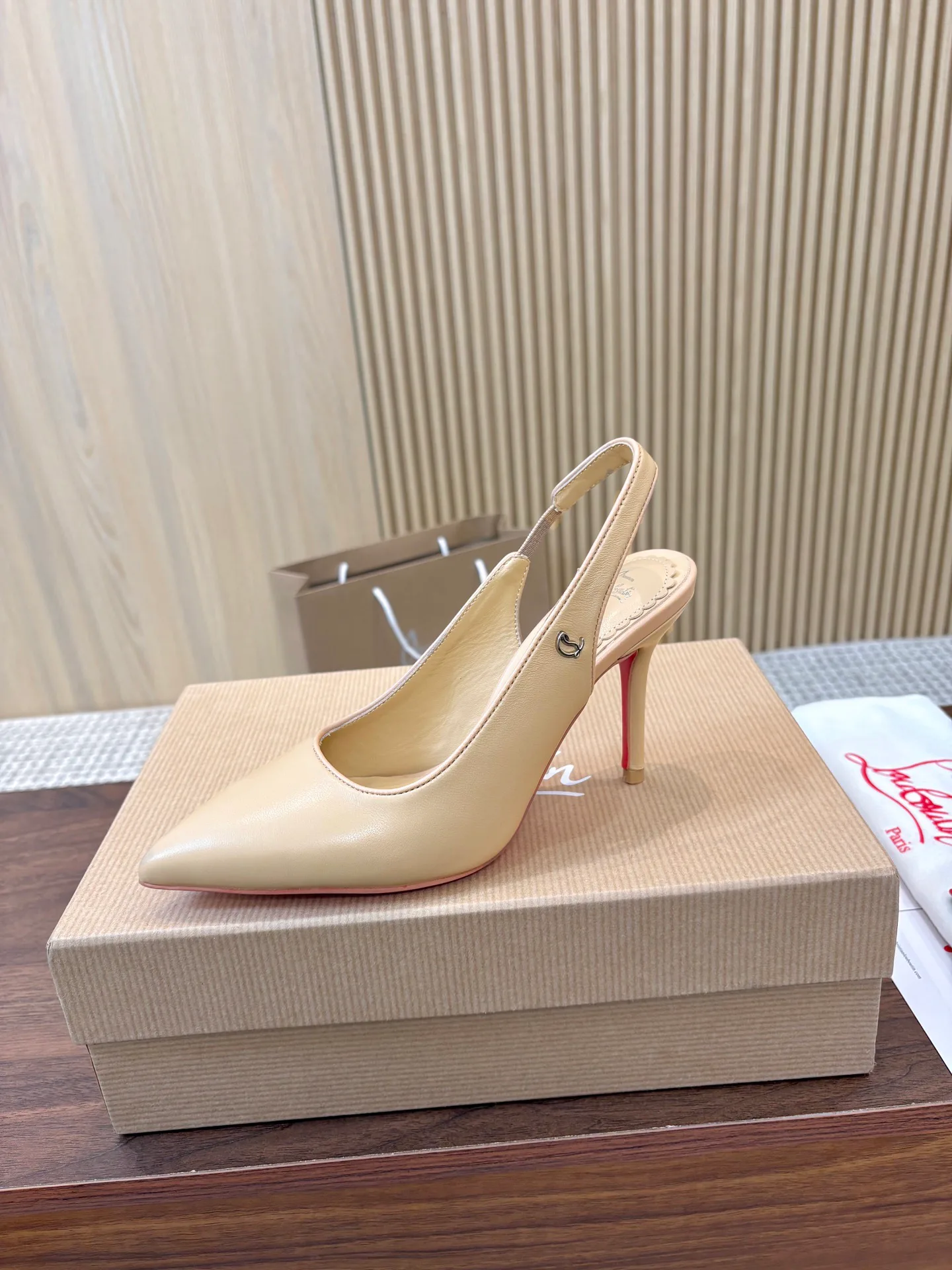 Туфли Женские Christian Louboutin 17956959