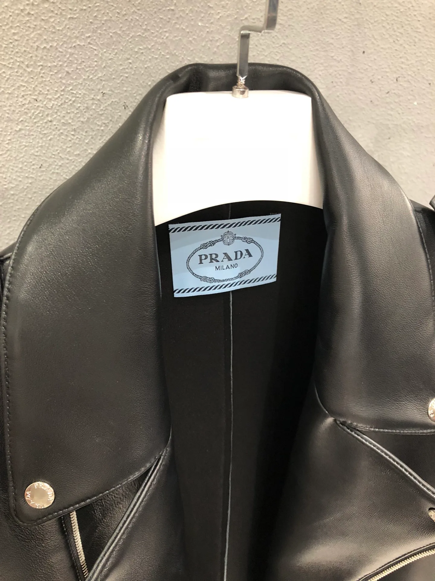Кожаные Куртки И Дублёнки Женские Prada 18090499