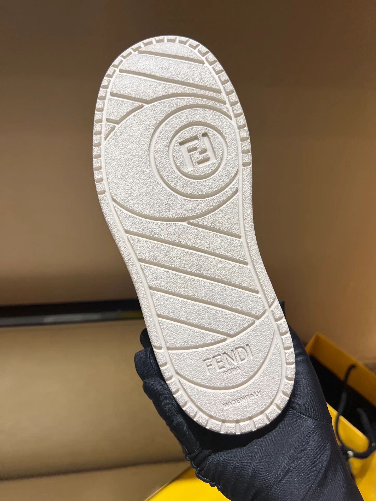 Кроссовки Женские Fendi 11275793