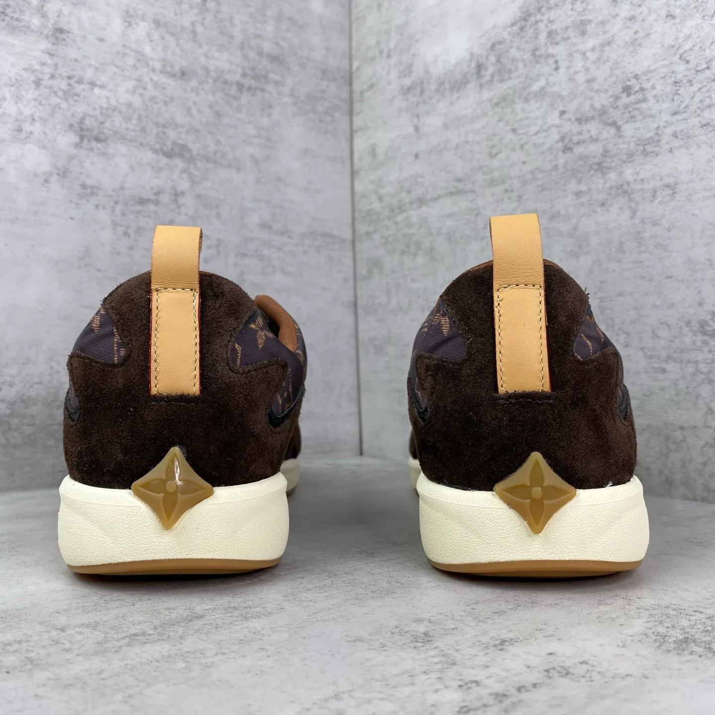 Кроссовки Женские Louis Vuitton 18747163