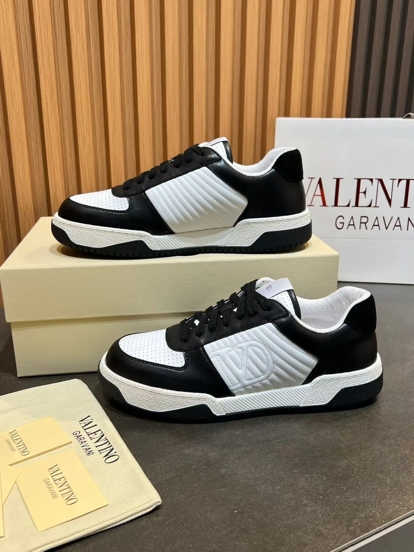 Кроссовки Женские Valentino 550827