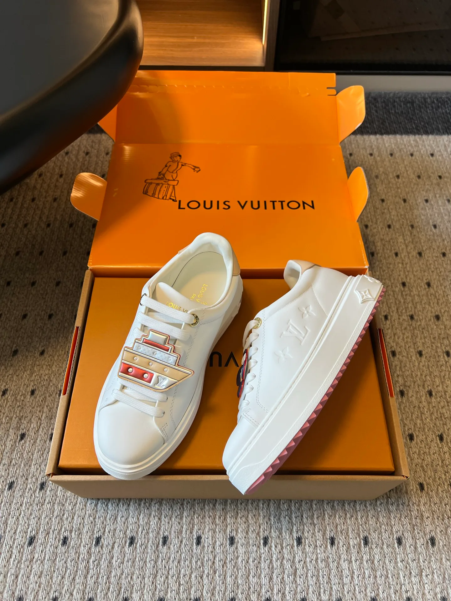 Кроссовки Женские Louis Vuitton 18457652