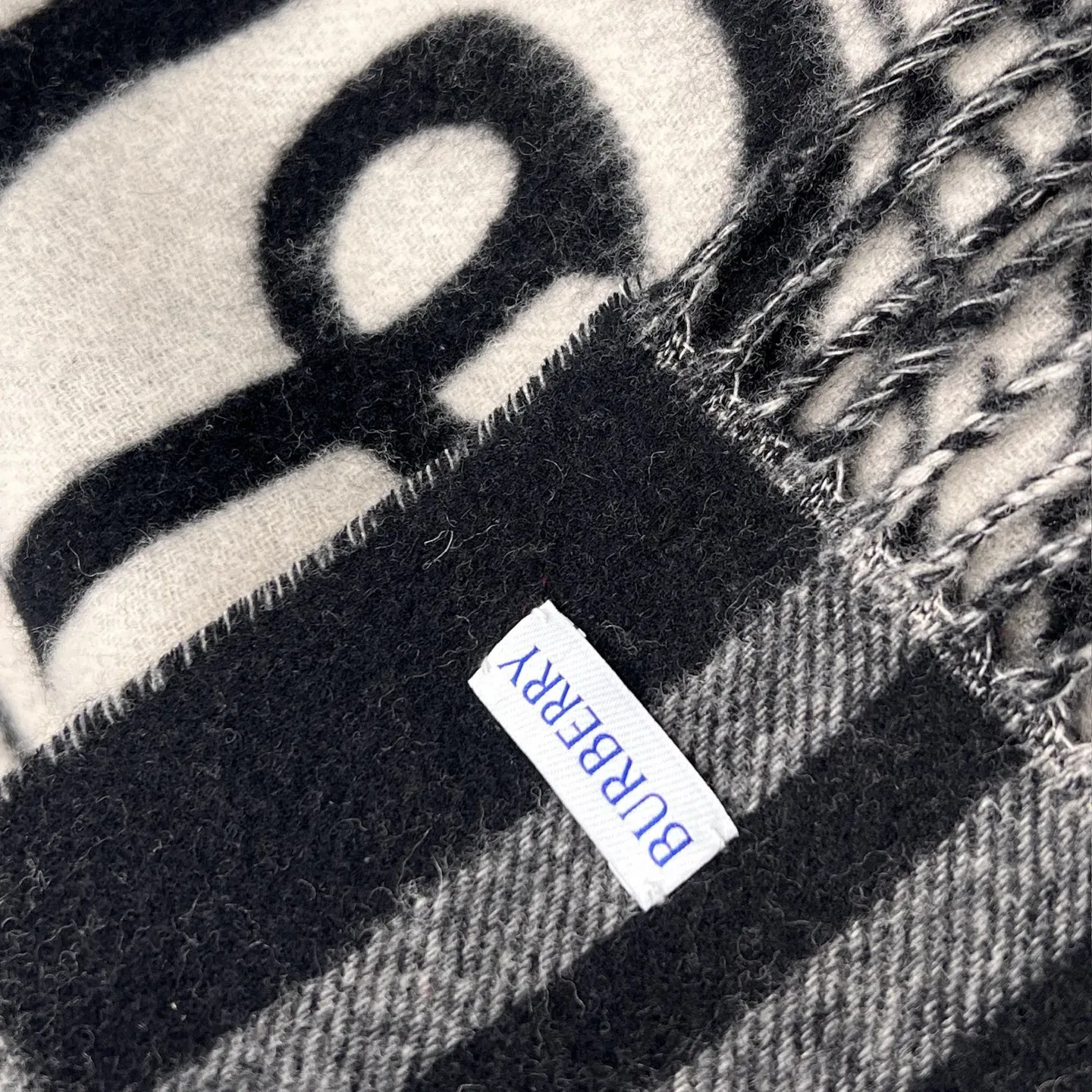 Шарфы Burberry 386410