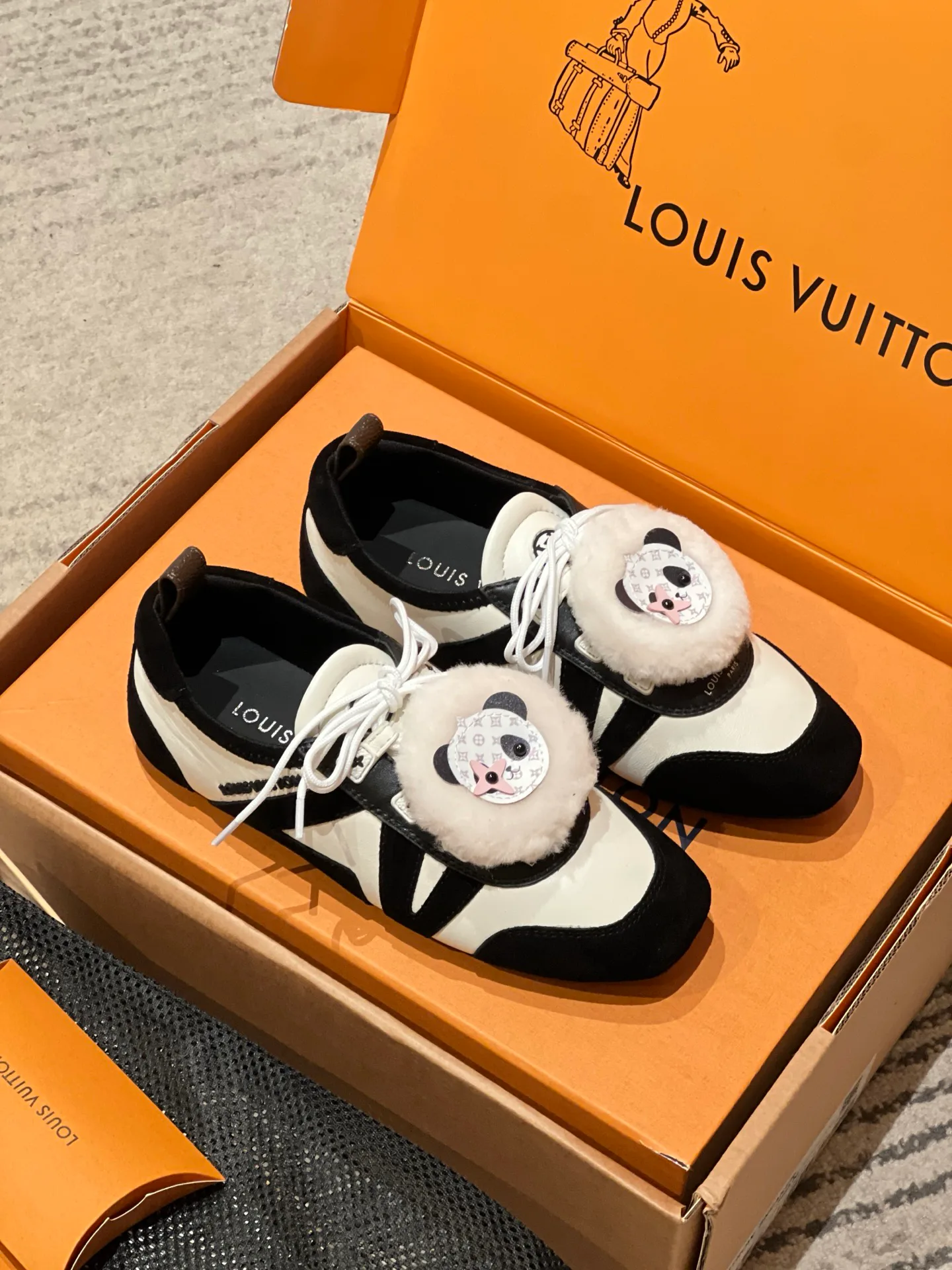 Кроссовки Женские Louis Vuitton 18567848