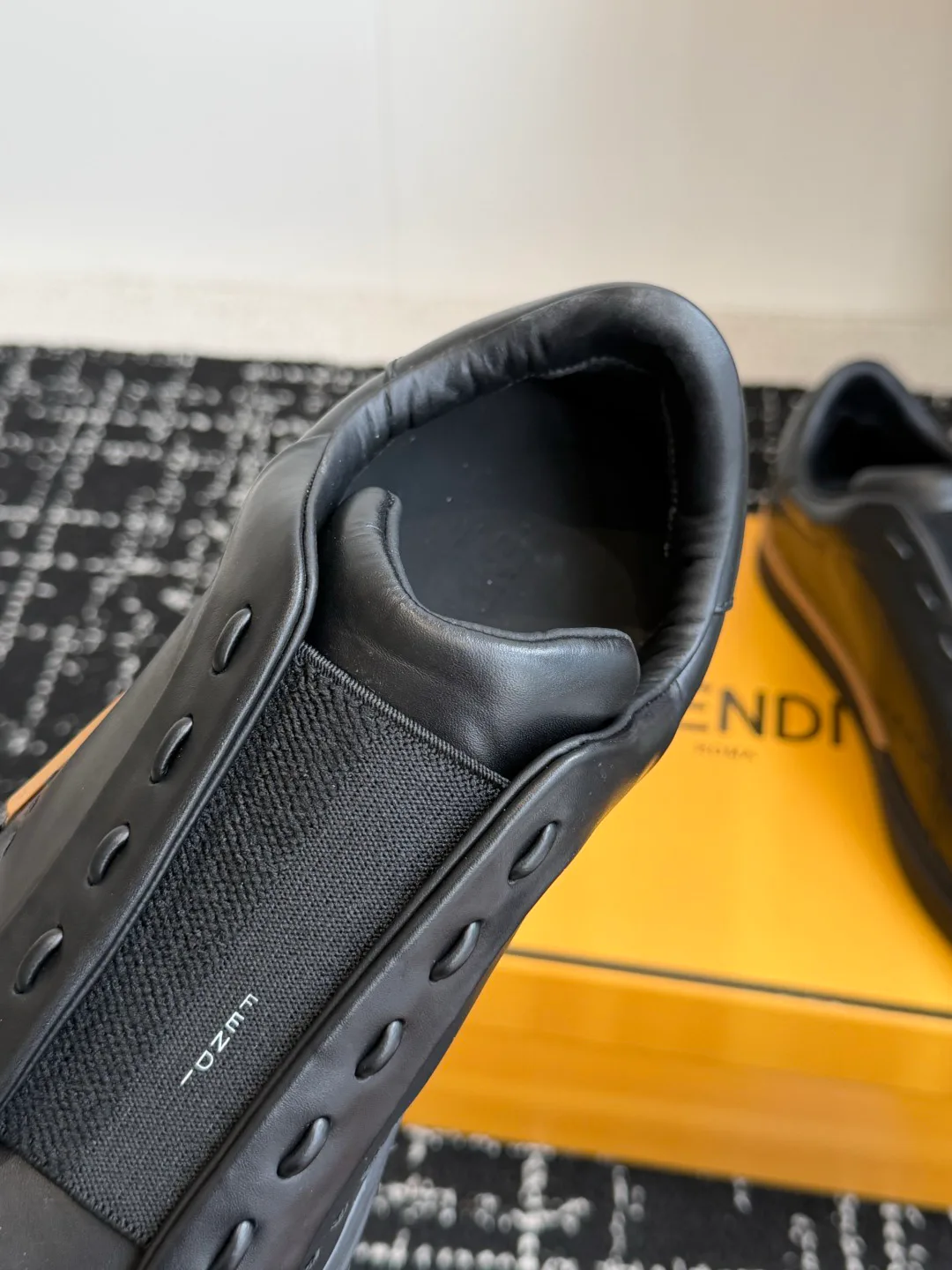 Кроссовки Мужские Fendi 17572227