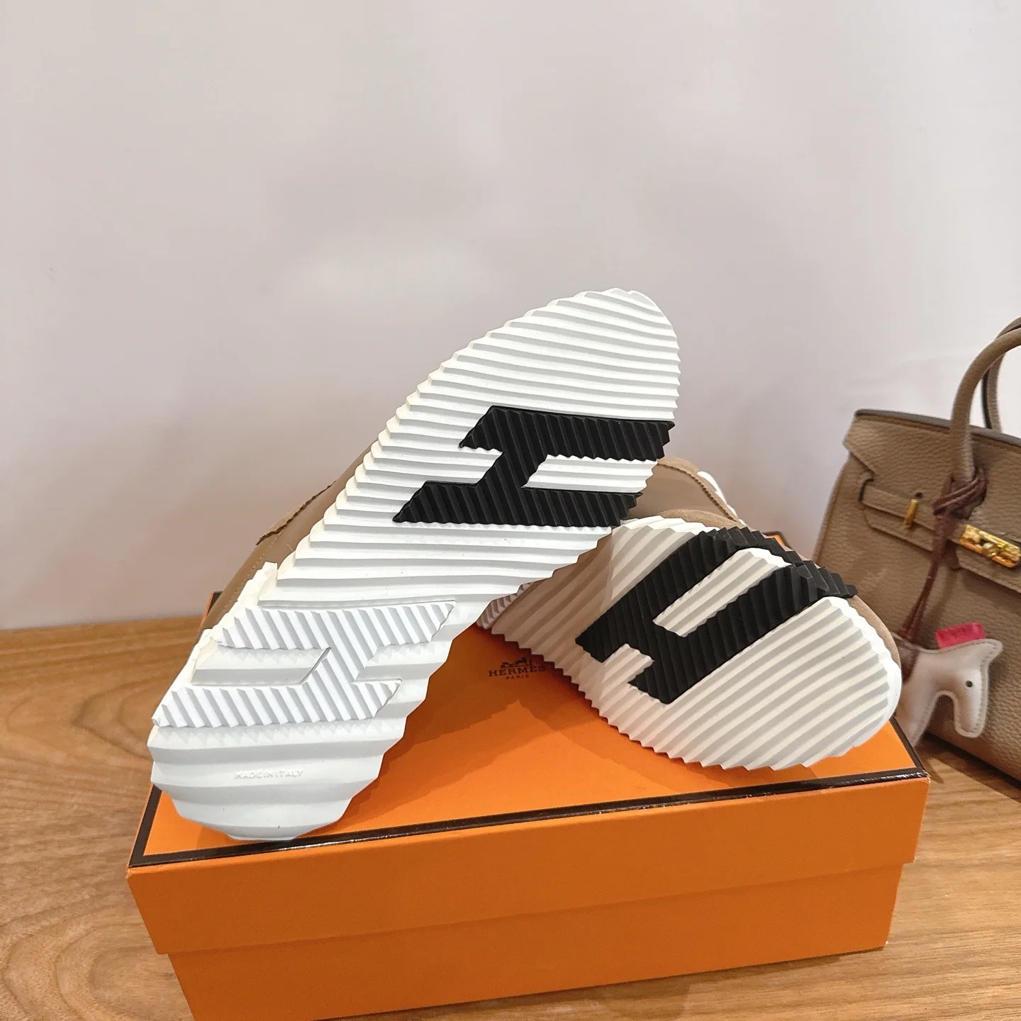 Кроссовки Женские Hermes 18963752