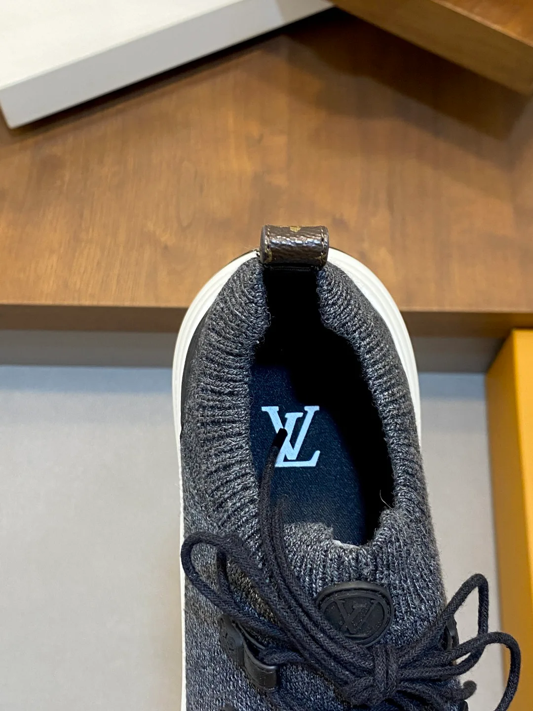 Кроссовки Женские Louis Vuitton 18749231
