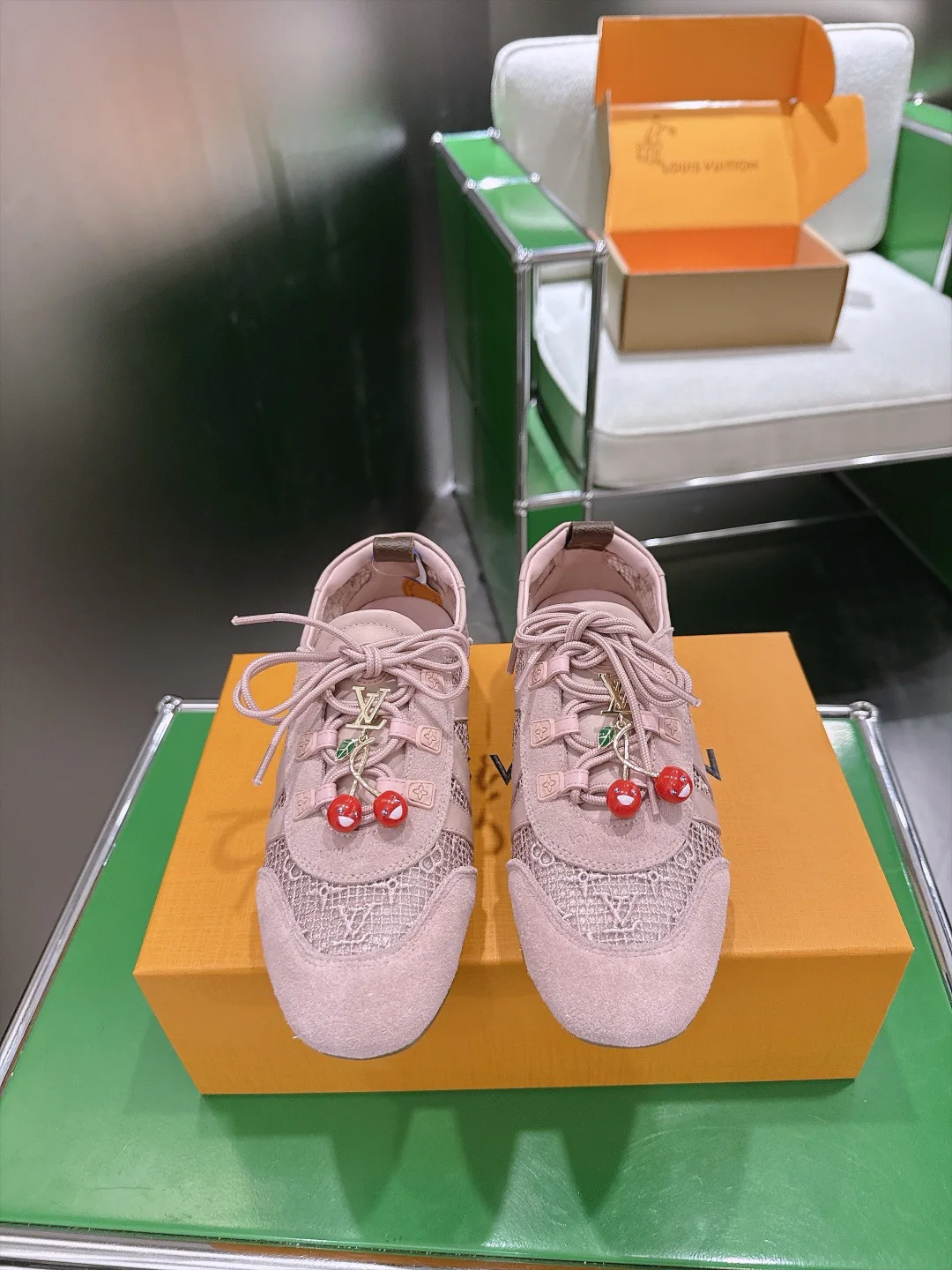 Кроссовки Женские Louis Vuitton 18152835