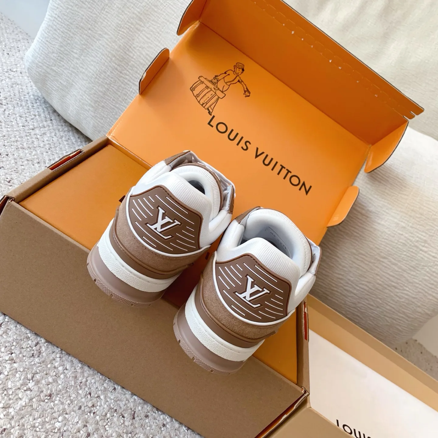 Кроссовки Женские Louis Vuitton 18258361