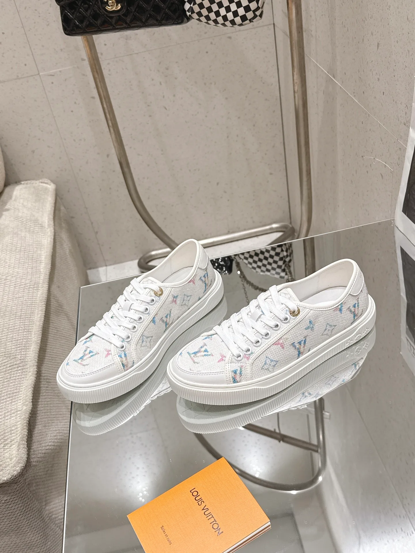 Кроссовки Женские Louis Vuitton 18543572