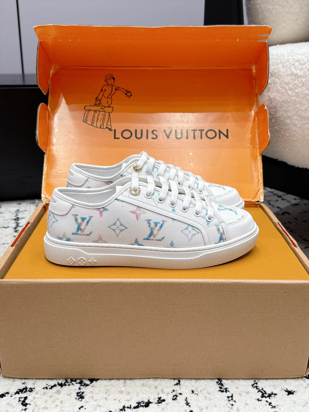 Кроссовки Женские Louis Vuitton 18124797