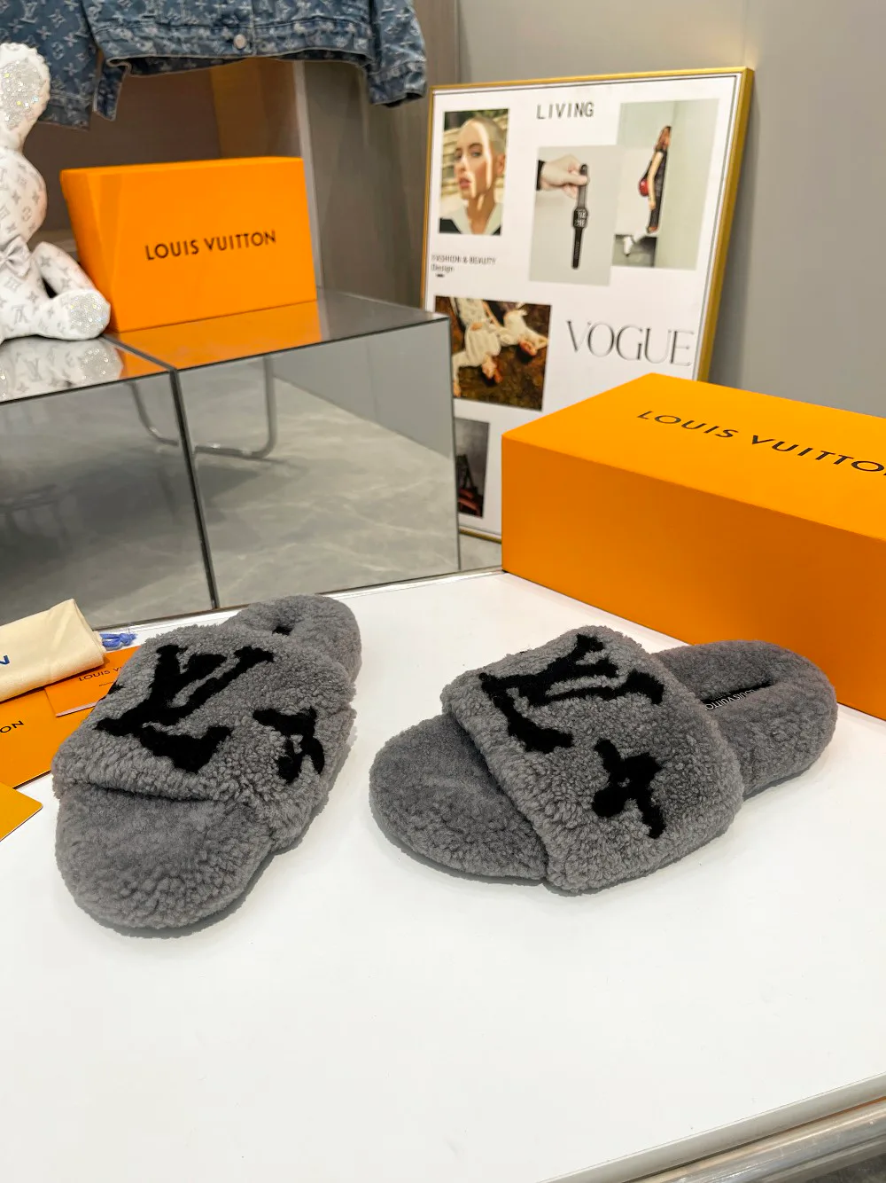 Тапочки Женские Louis Vuitton 18366824