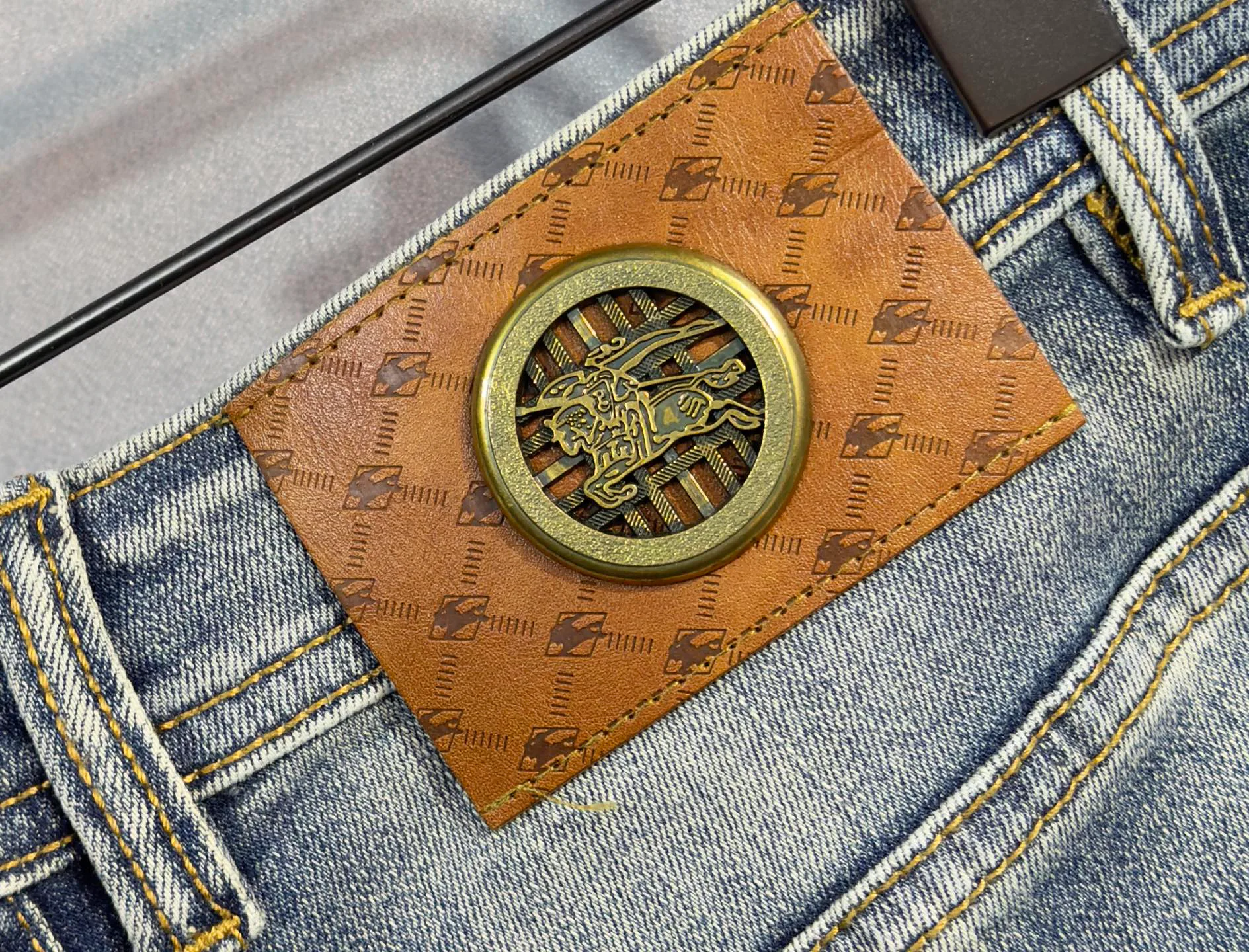 Джинсы Мужские Burberry 18098388