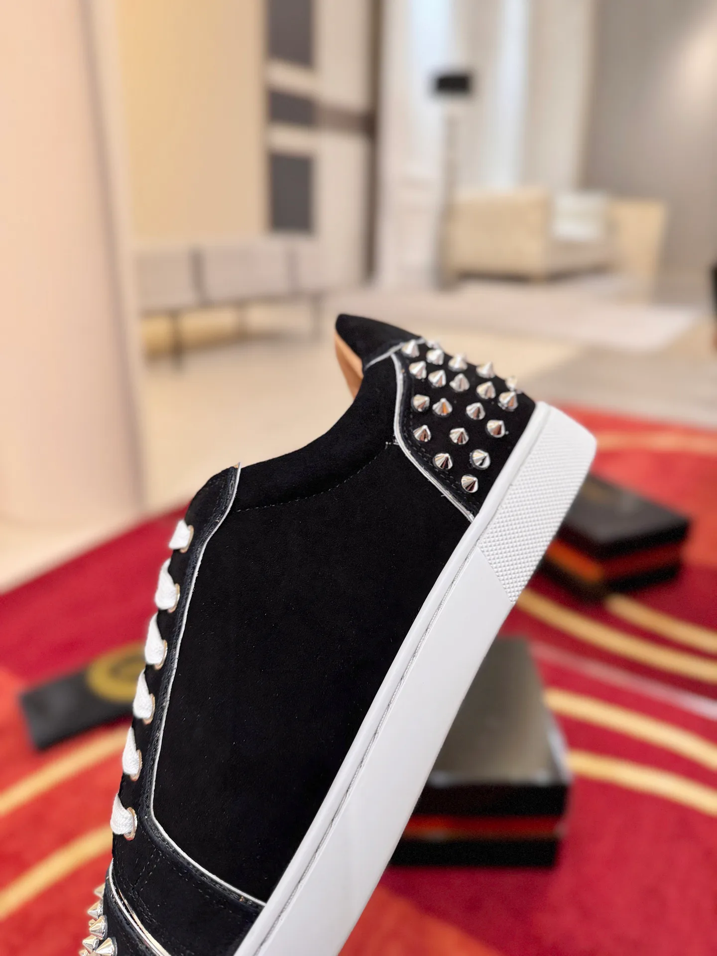 Кроссовки Женские Christian Louboutin 19636672